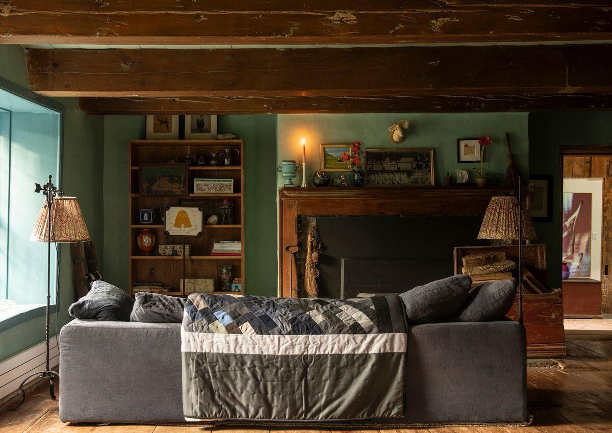 salon avec cheminée et murs verts maison du 18è siècle dans les Catskills décoration rustique chic
