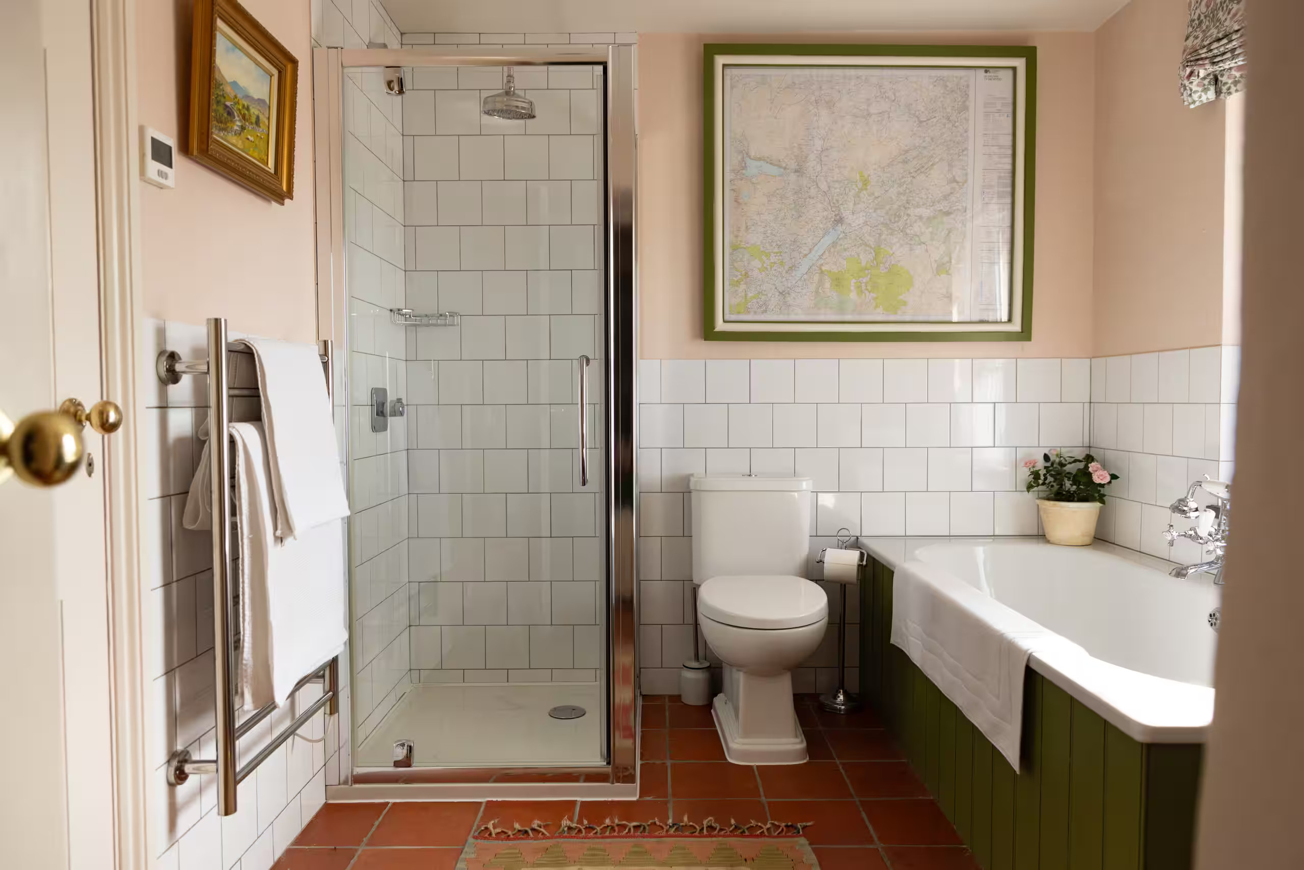salle de bain vintage sol carrelage terre cuite décoration rose et verte anglaise