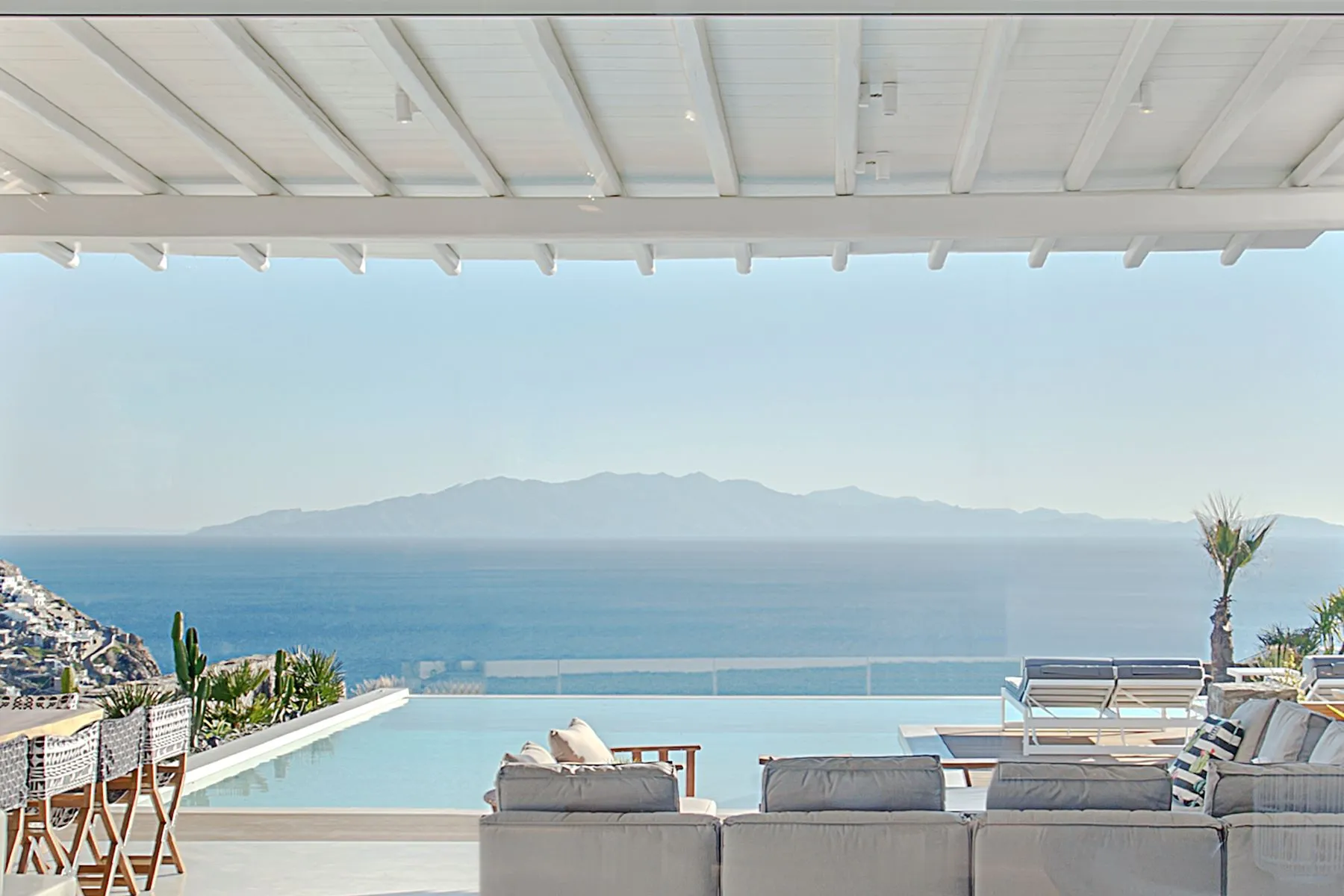 terrasse avec pergola et piscine maison design à Mykonos