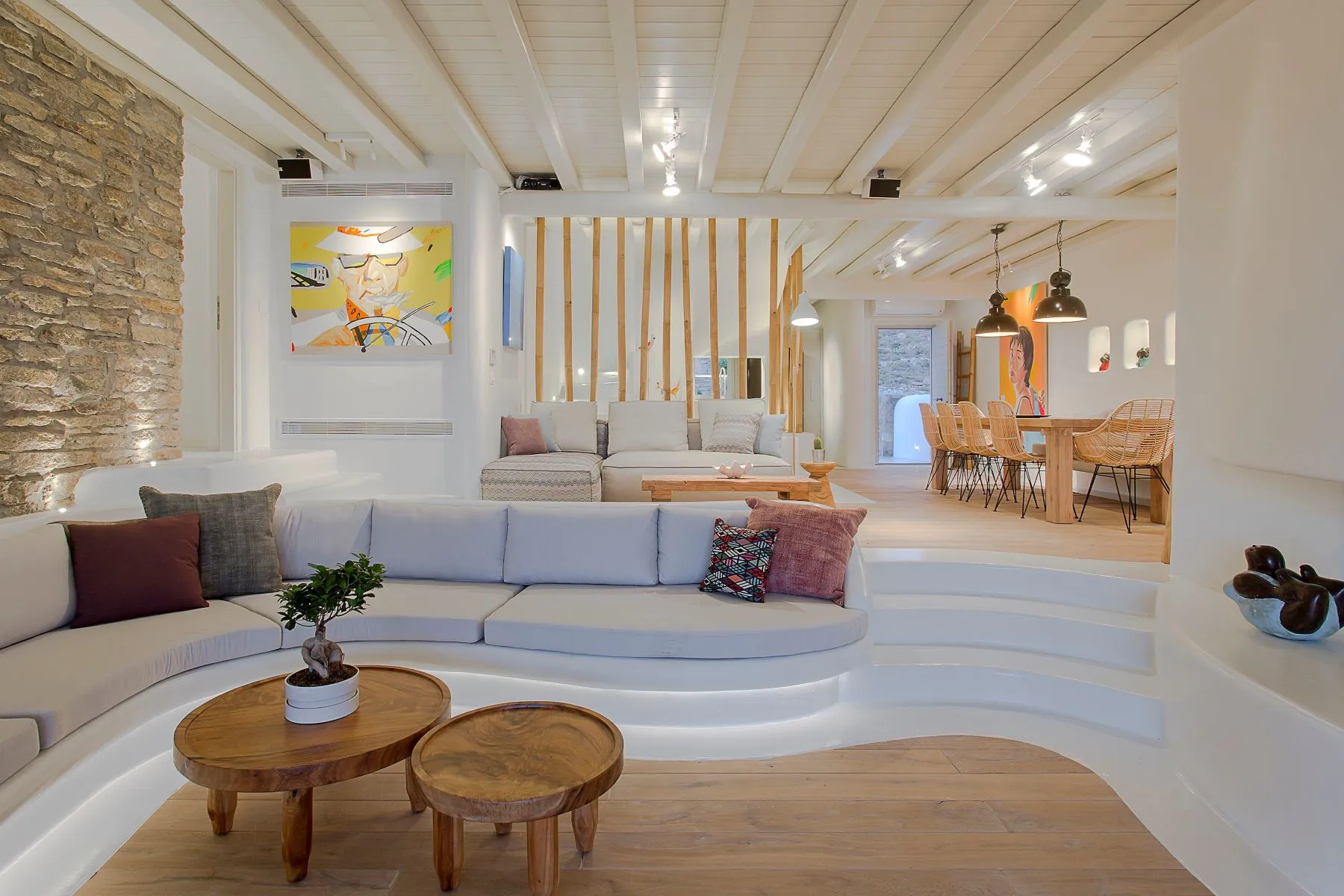 salon décoration contemporaine mur de pierres maison design à Mykonos avec piscine