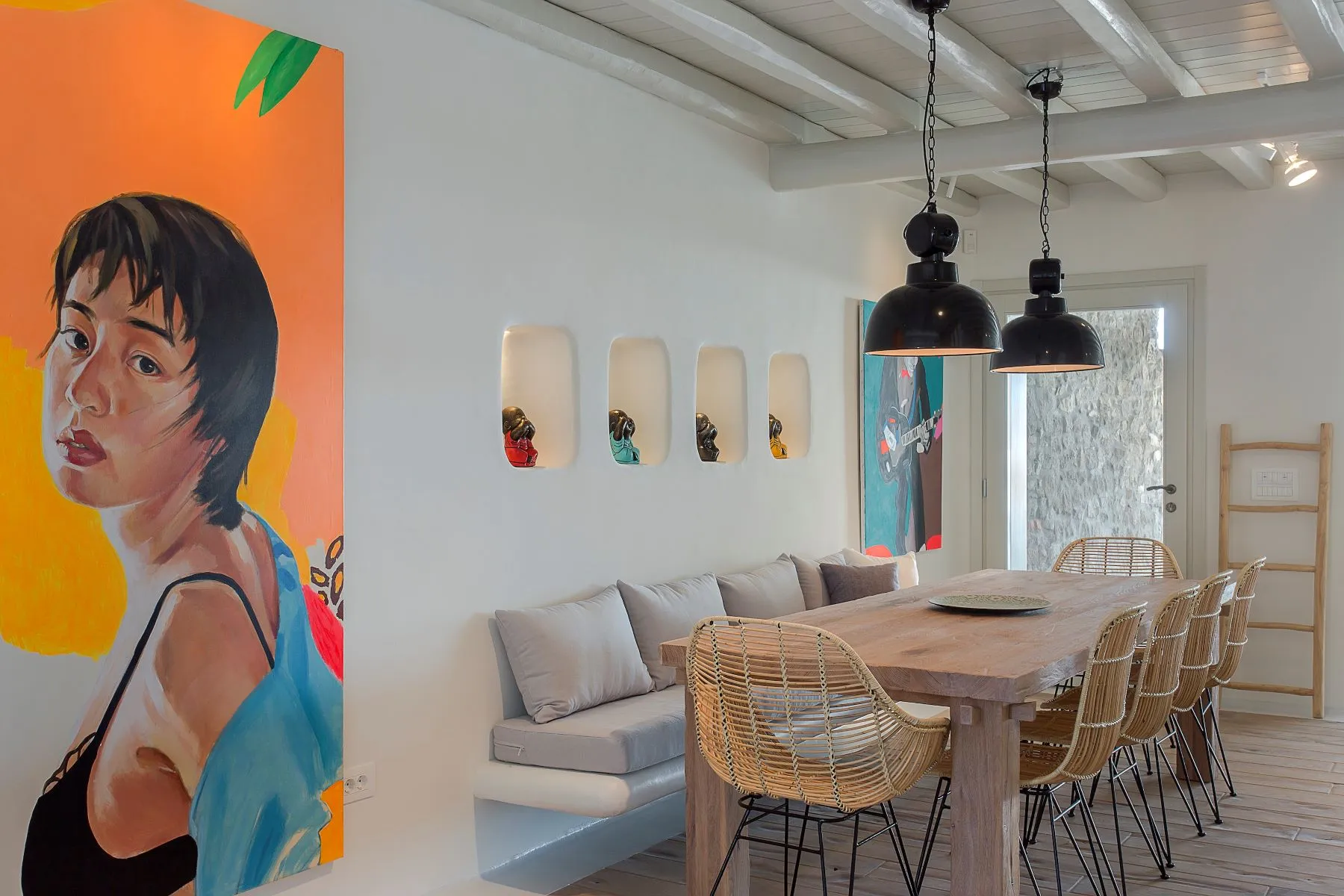 salle à manger décoration contemporaine mur de pierres maison design à Mykonos avec piscine