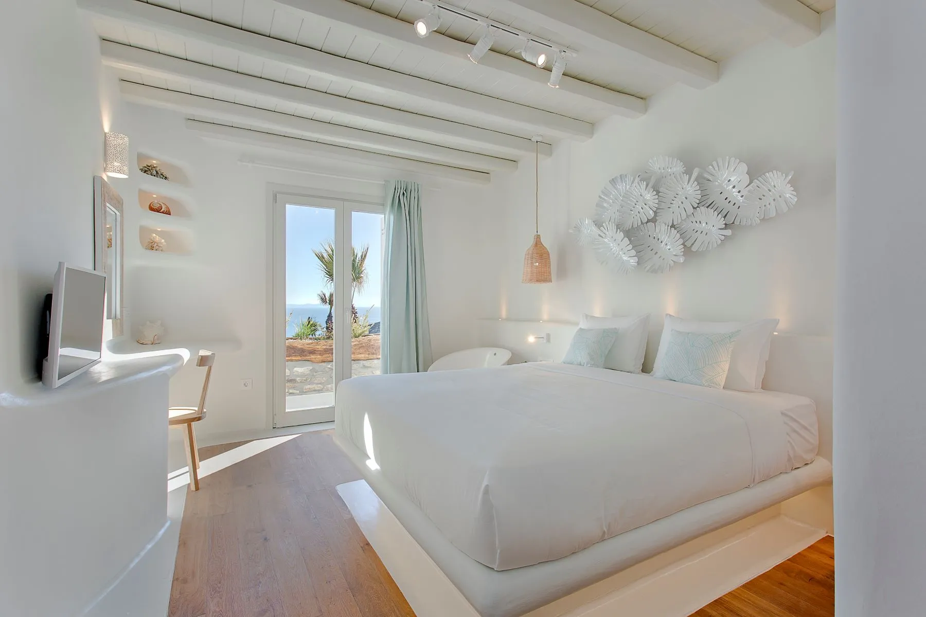 chambre avec poutres blanches décoration contemporaine mur de pierres maison design à Mykonos avec piscine