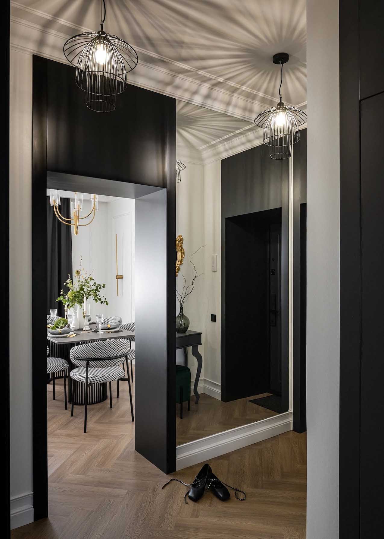 entrée noire et blanche avec parquet et grand miroir entrée noire et blanche avec parquet et grand miroir