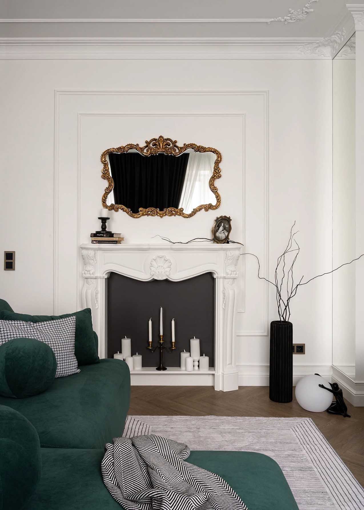 salon avec cheminée marbre style baroque décoration classique chic appartement 45m2 style Paris Haussmannien salon avec cheminée marbre style baroque décoration classique chic appartement 45m2 style Paris Haussmannien