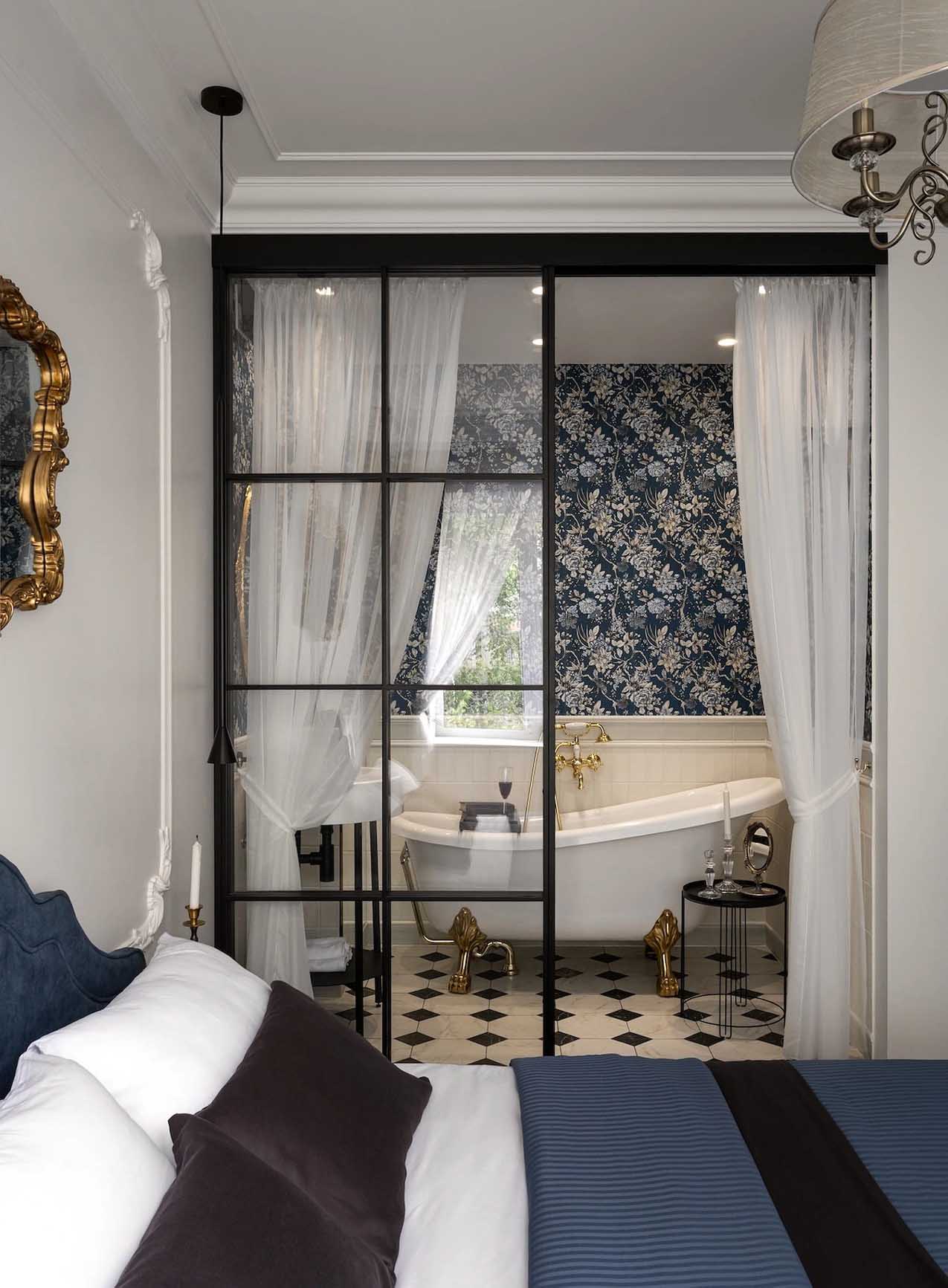 chambre avec verrière et salle de bain décoration classique chic appartement 45m2 style Paris Haussmannien chambre avec verrière et salle de bain décoration classique chic appartement 45m2 style Paris Haussmannien
