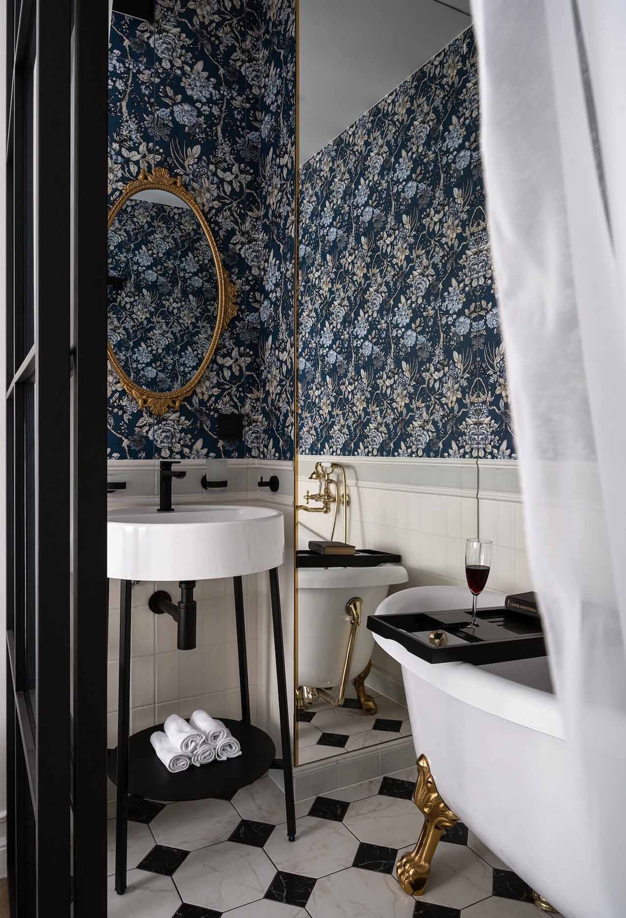 salle de bain style rétro baignoire pieds de lion doré carrelage bleu et blanc sol marbre blanc cabochons noir salle de bain style rétro baignoire pieds de lion doré carrelage bleu et blanc sol marbre blanc cabochons noir