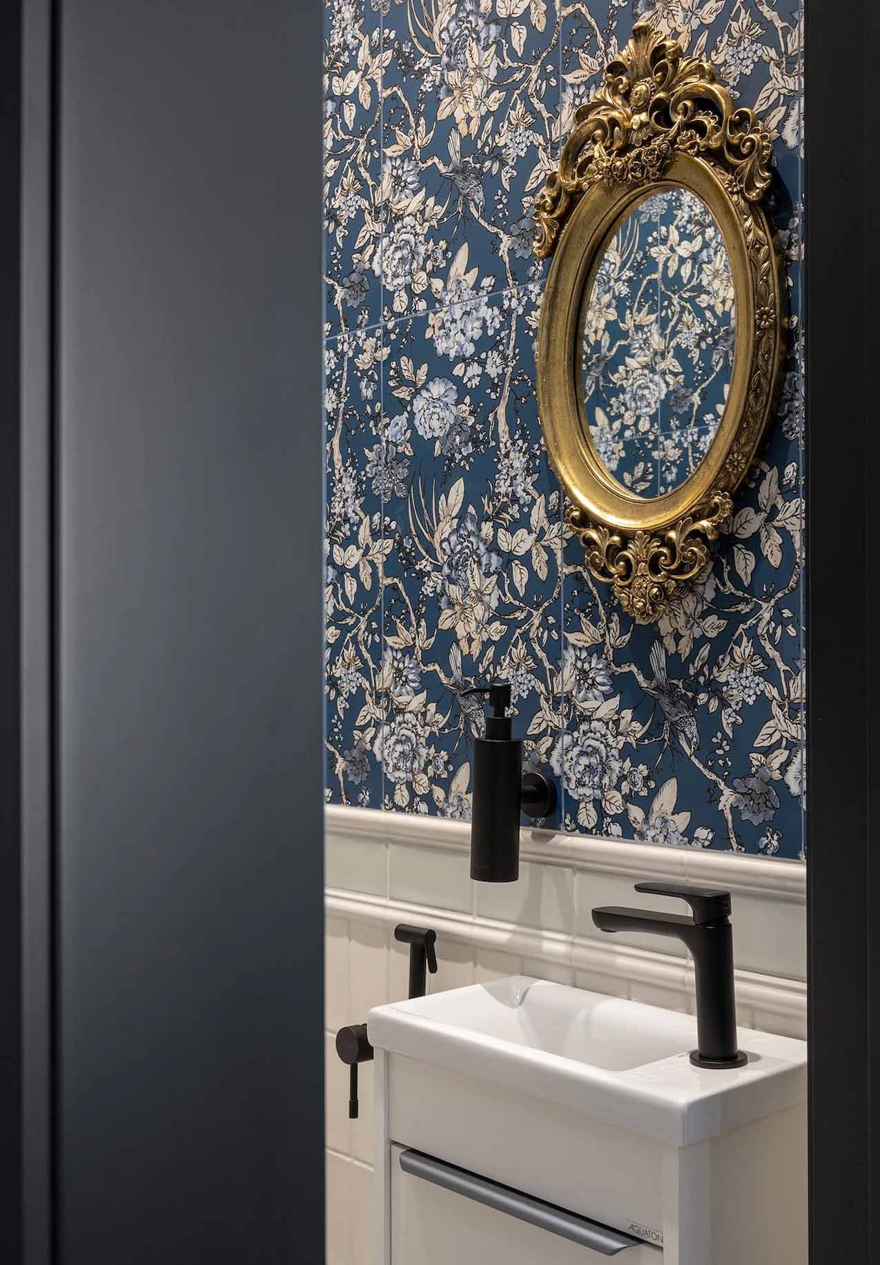toilettes carrelage bleu et blanc style baroque classic chic toilettes carrelage bleu et blanc style baroque classic chic