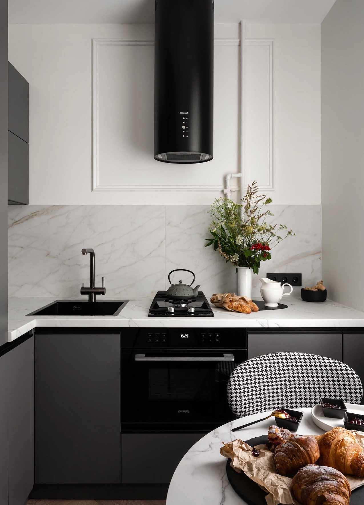 cuisine noire et blanche avec coin repas décoration classique chic appartement 45m2 style Paris Haussmannien cuisine noire et blanche avec coin repas décoration classique chic appartement 45m2 style Paris Haussmannien