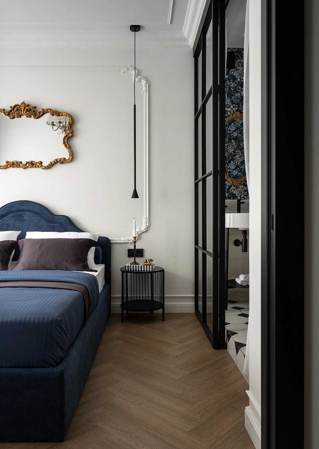 chambre avec verrière et salle de bain décoration classique chic appartement 45m2 style Paris Haussmannien chambre avec verrière et salle de bain décoration classique chic appartement 45m2 style Paris Haussmannien