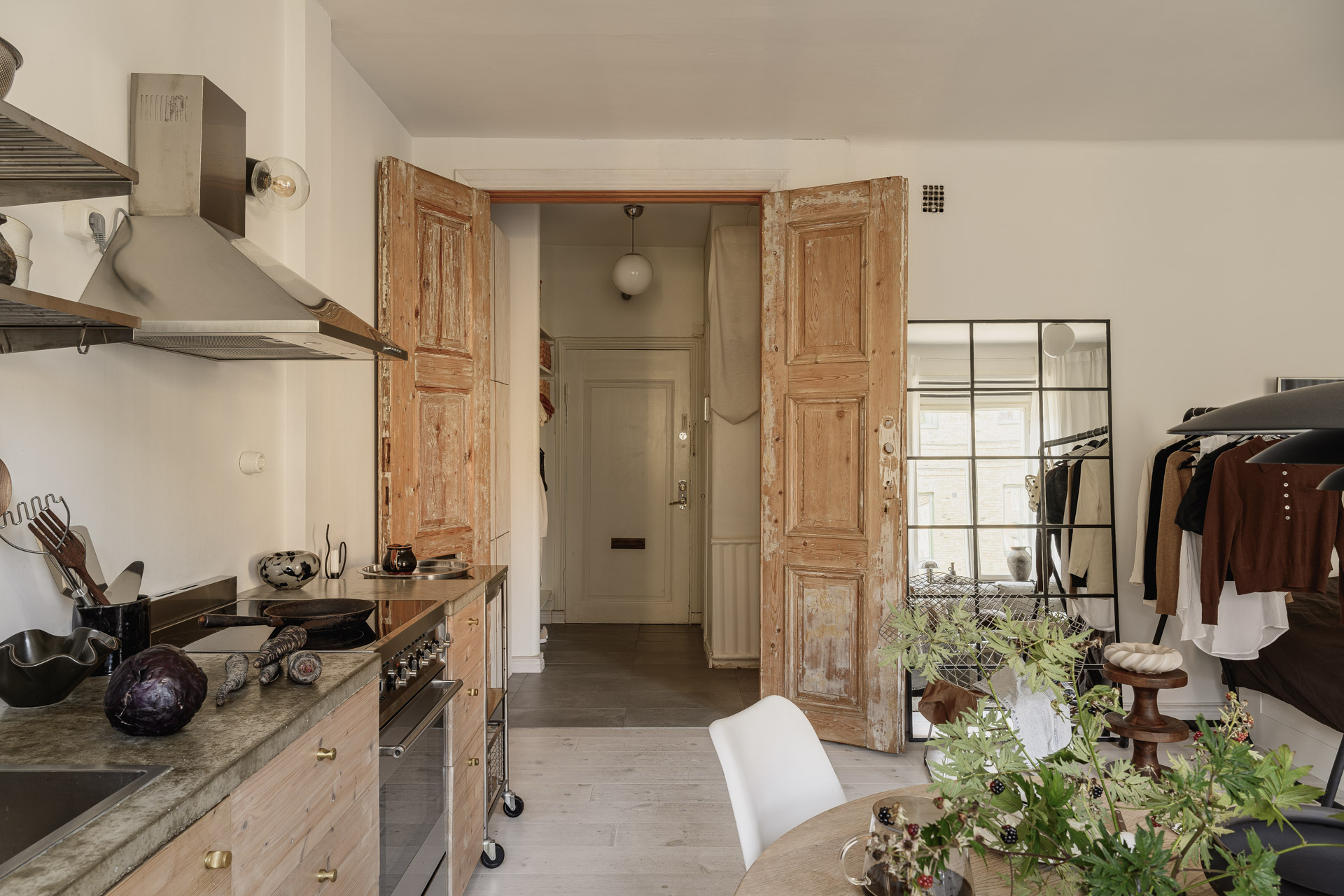 cuisine ouverte avec portes ancienne en bois décoration scandinave studio 38m2 ancien cuisine ouverte avec portes ancienne en bois décoration scandinave studio 38m2 ancien