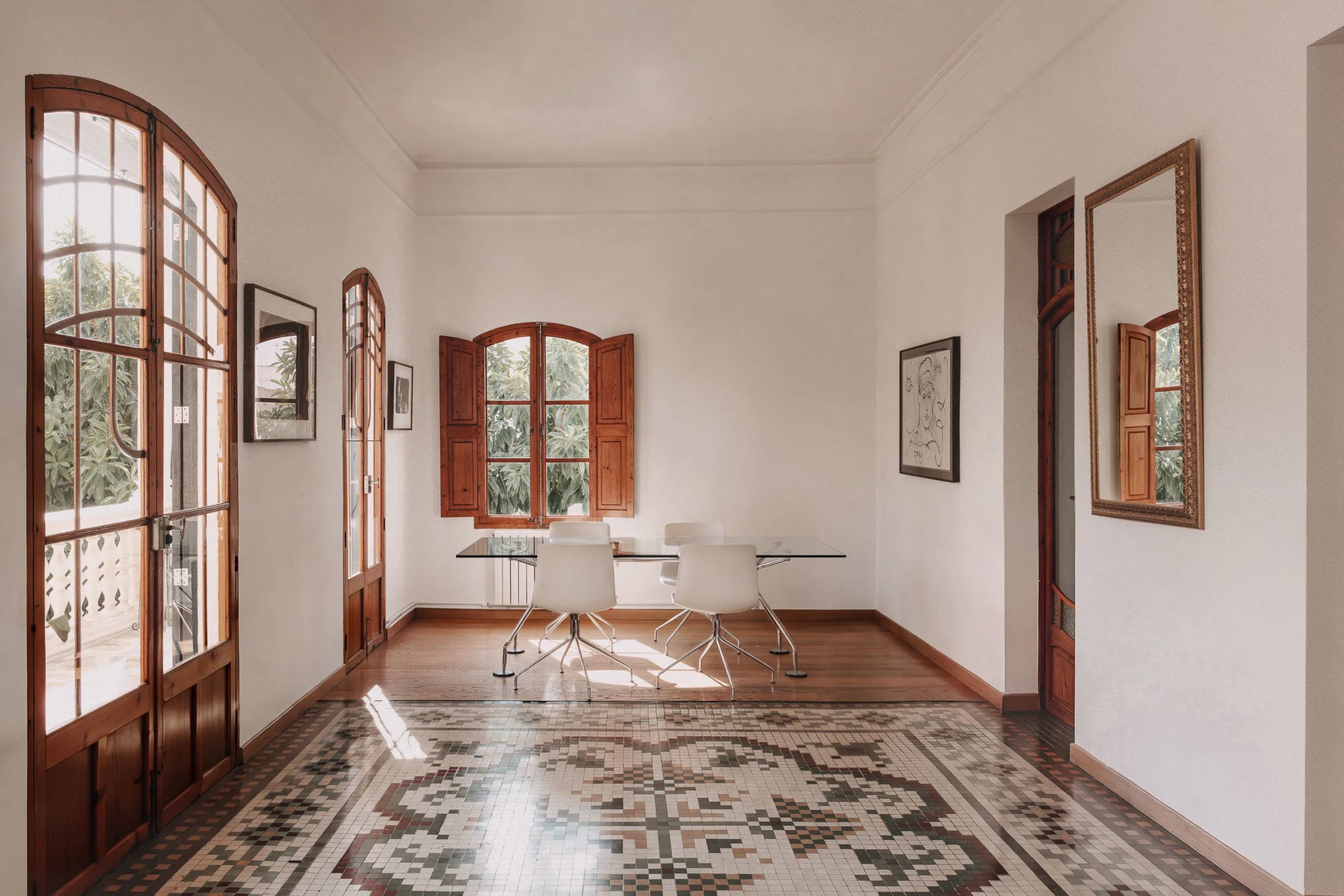 salle à manger avec carreaux de ciment anciens appartement comme une maison à Majorque décoration contemporaine