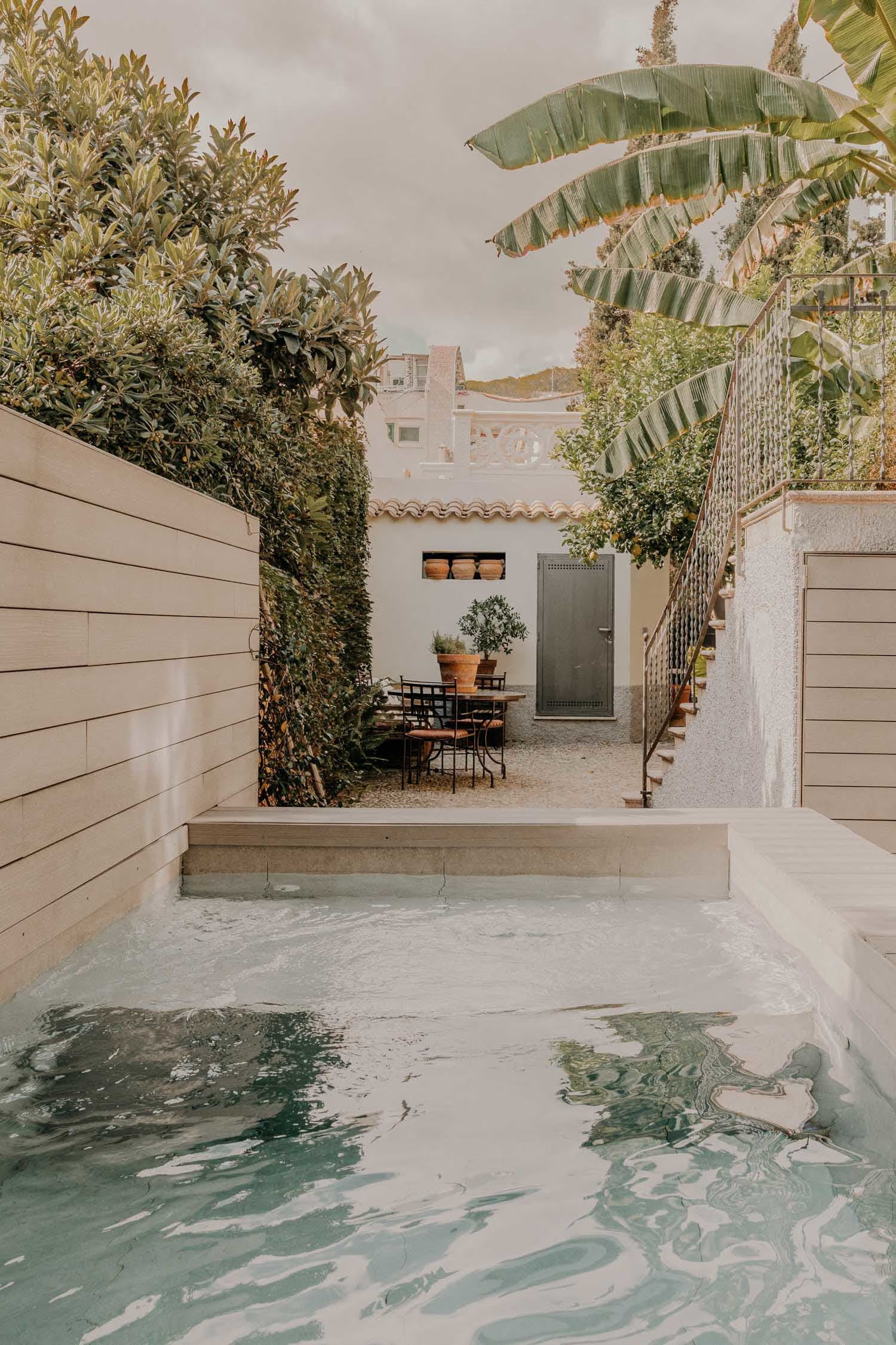 jardin de ville avec piscine