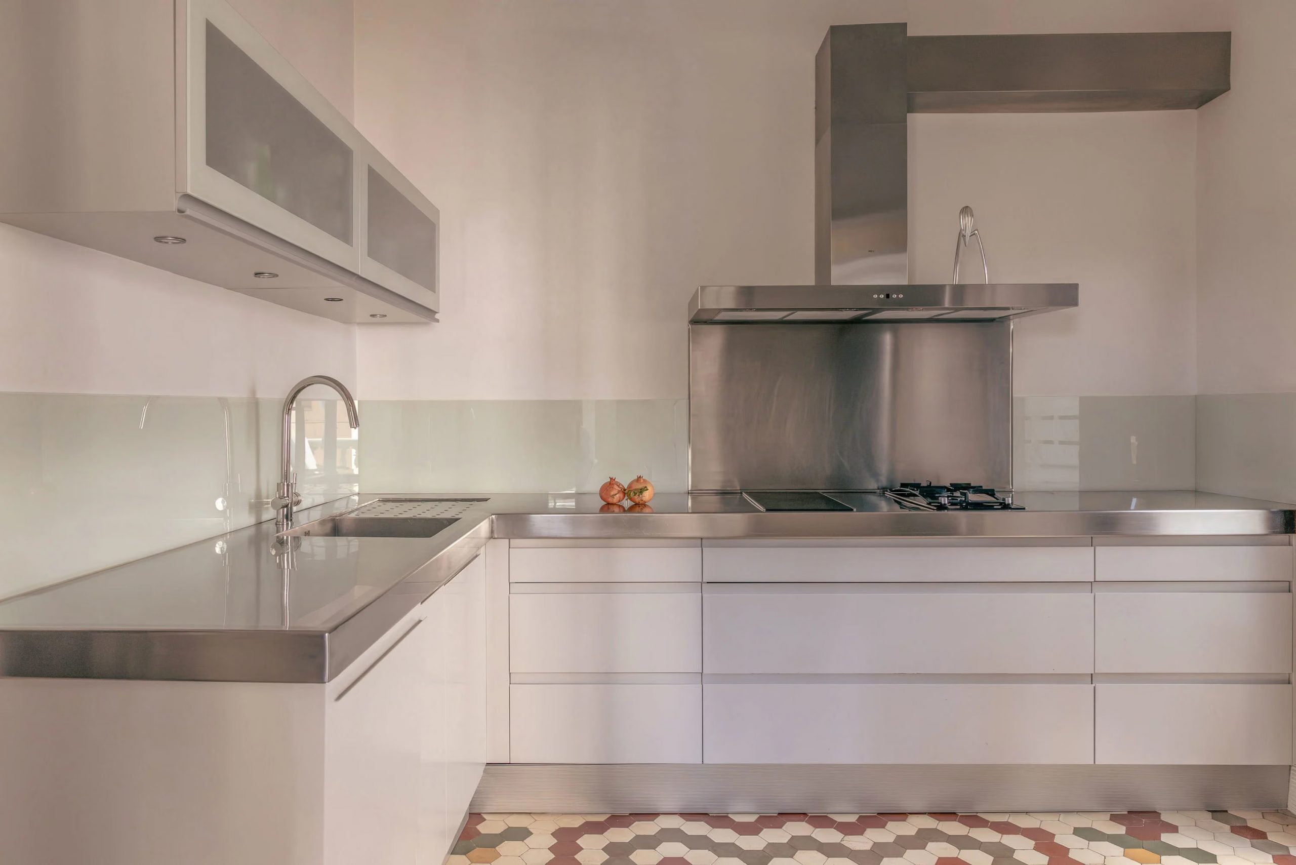 cuisine design blanche avec carreaux de ciment anciens appartement comme une maison à Majorque décoration contemporaine