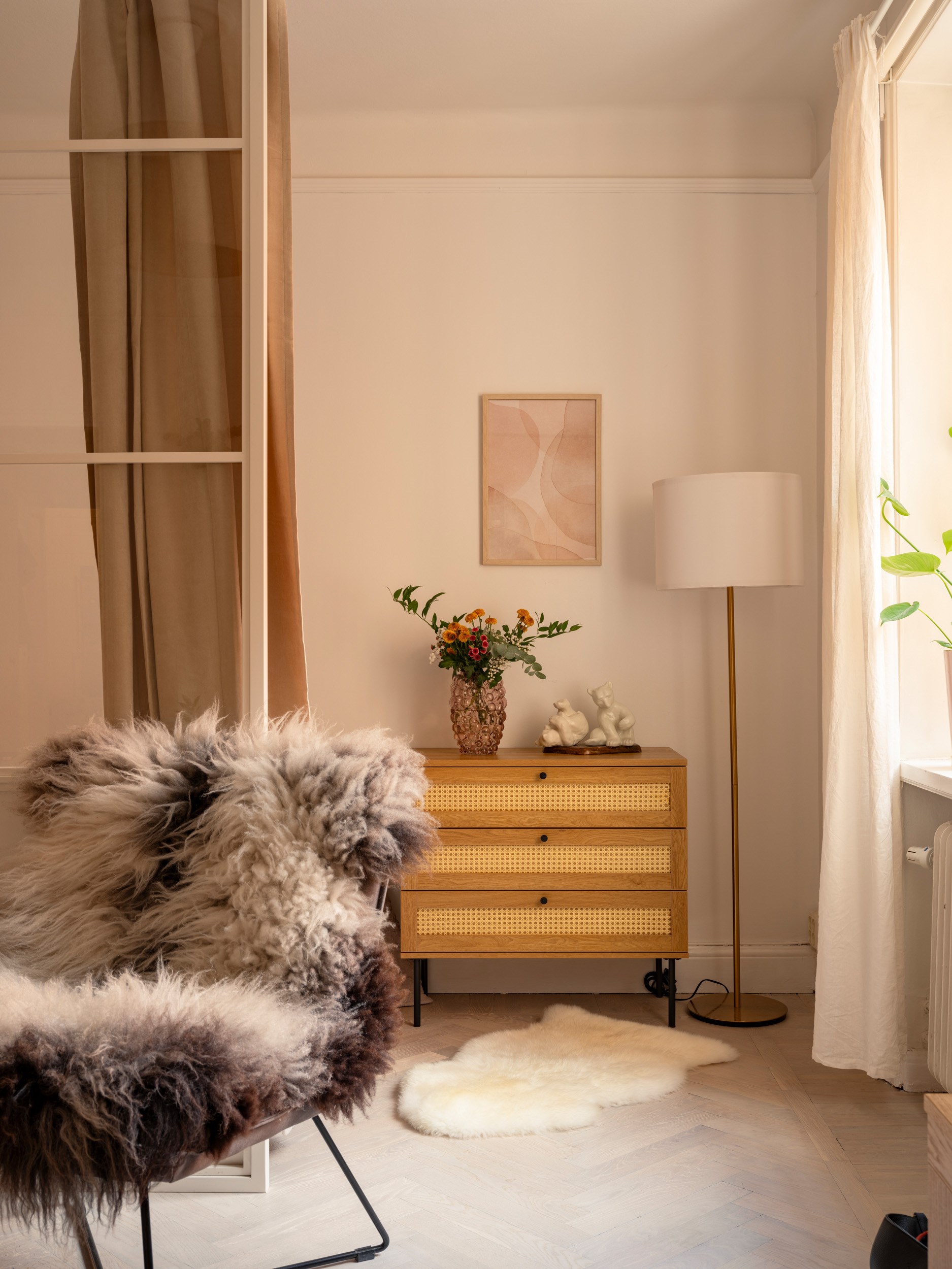 salon avec verrière blanche légère pour espace chambre décoration scandinave studio 37m2 salon avec verrière blanche légère pour espace chambre décoration scandinave studio 37m2