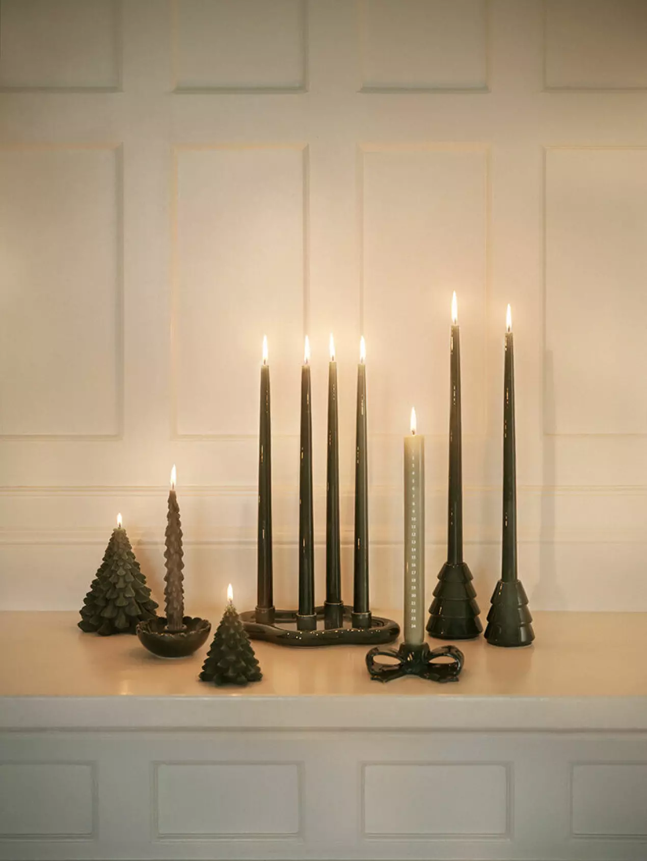 bougeoirs et bougies noirs