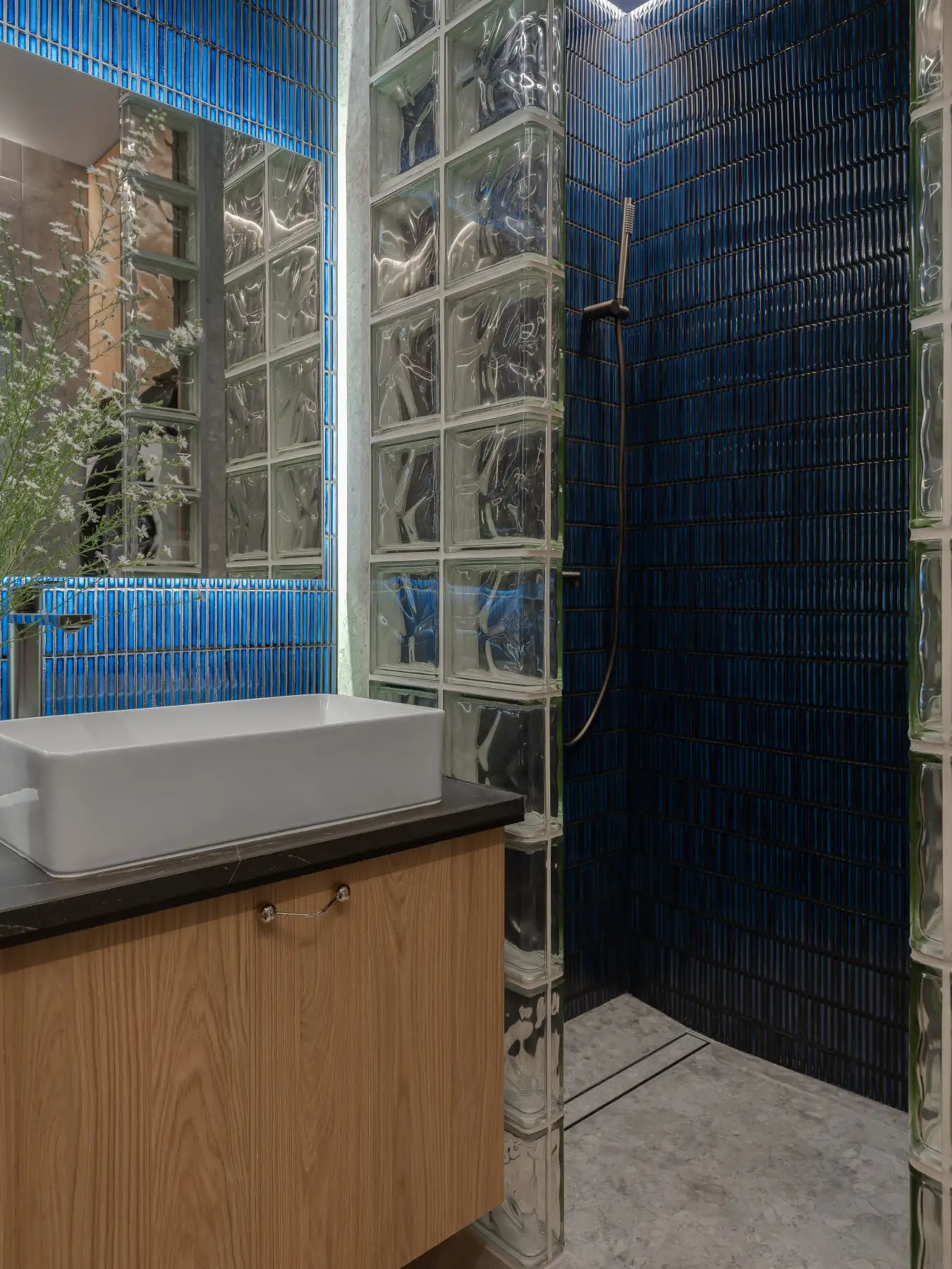 salle de bain avec briques de verre et carrelage bleu décoration contemporaine salle de bain avec briques de verre et carrelage bleu décoration contemporaine