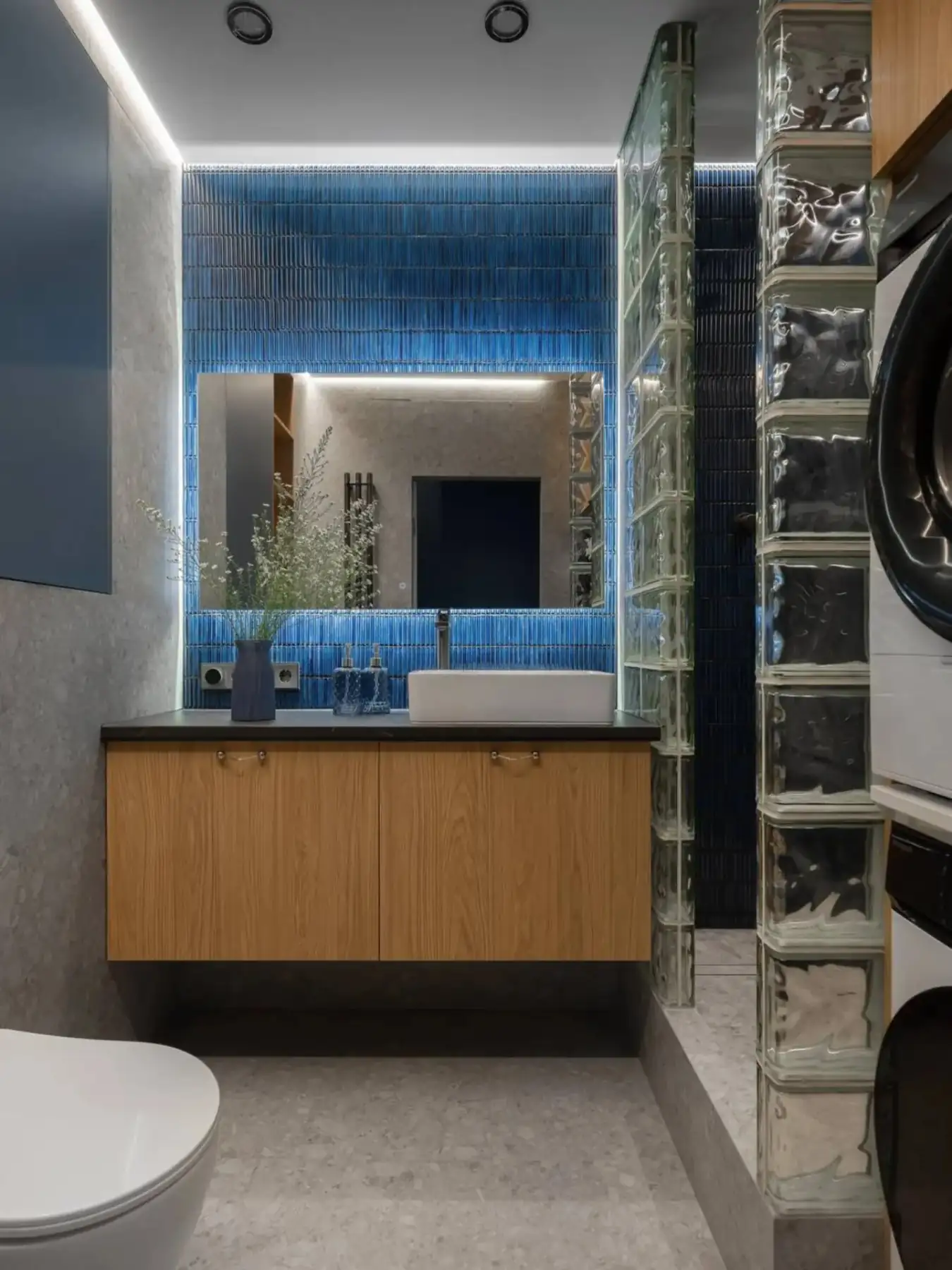 salle de bain avec briques de verre et carrelage bleu décoration contemporaine salle de bain avec briques de verre et carrelage bleu décoration contemporaine
