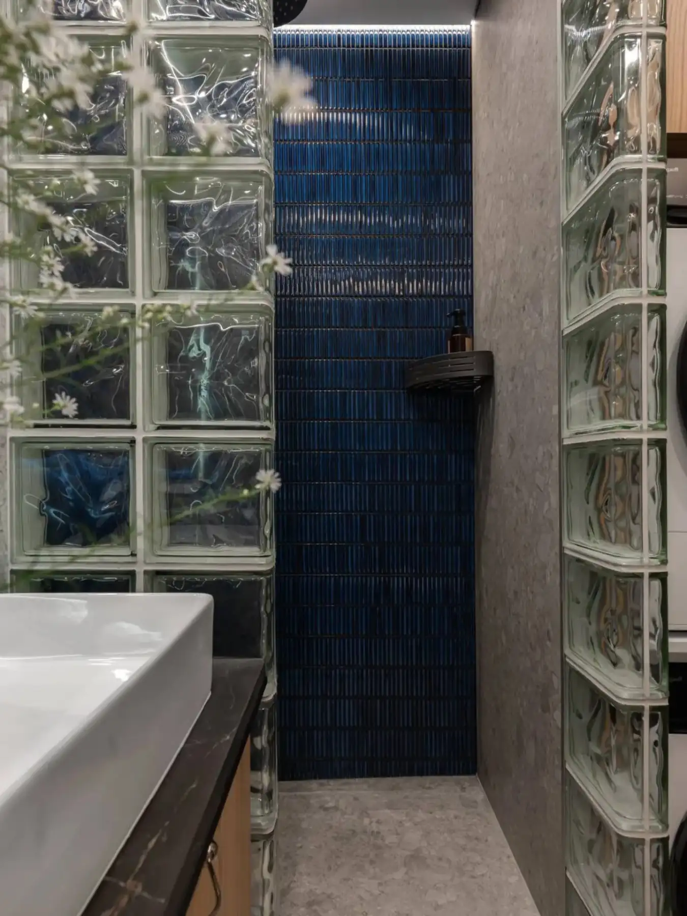 salle de bain avec briques de verre et carrelage bleu décoration contemporaine salle de bain avec briques de verre et carrelage bleu décoration contemporaine