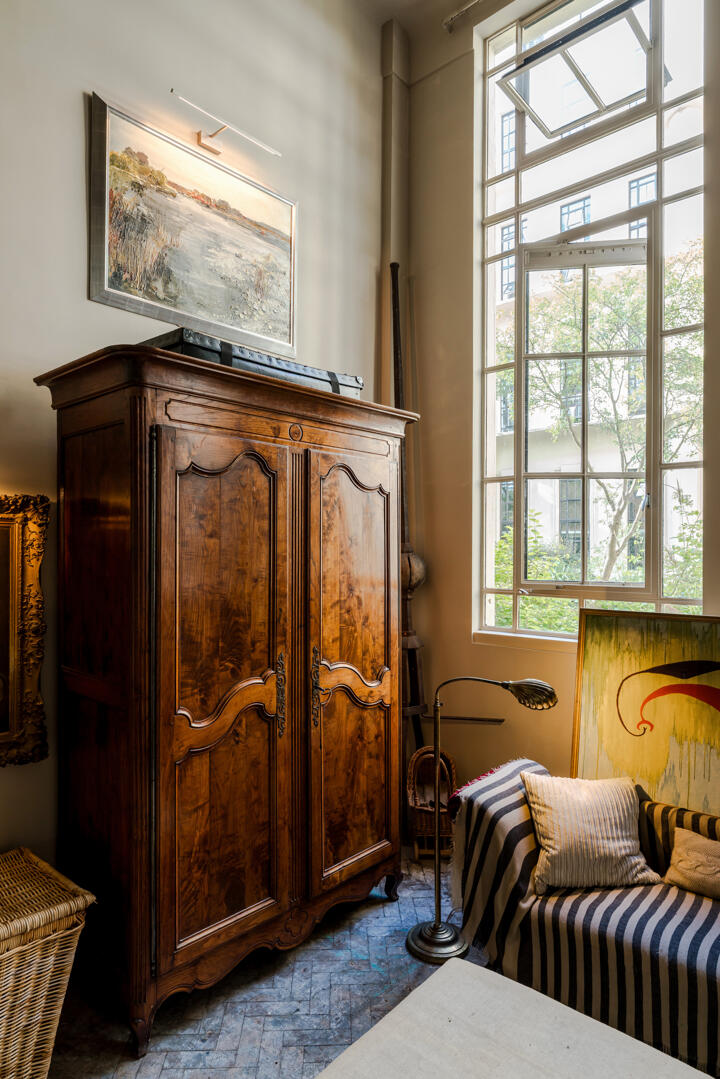 salon double hauteur décoration vintage petit duplex de 53m2 dans Beaux Arts Building Londres salon double hauteur décoration vintage petit duplex de 53m2 dans Beaux Arts Building Londres
