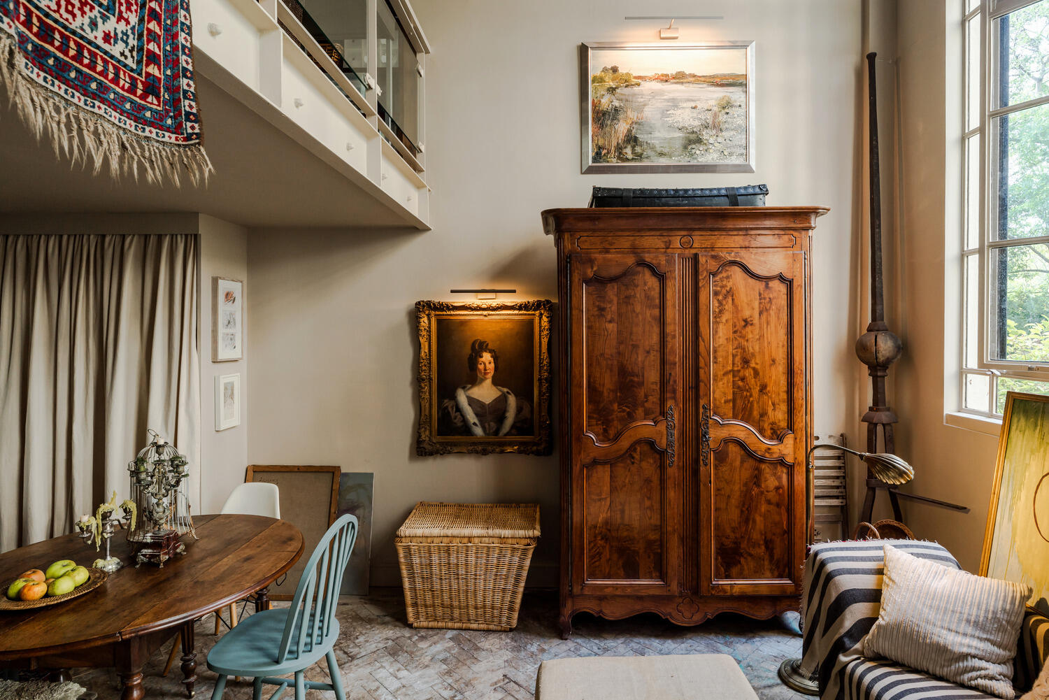 salon double hauteur décoration vintage petit duplex de 53m2 dans Beaux Arts Building Londres salon double hauteur décoration vintage petit duplex de 53m2 dans Beaux Arts Building Londres