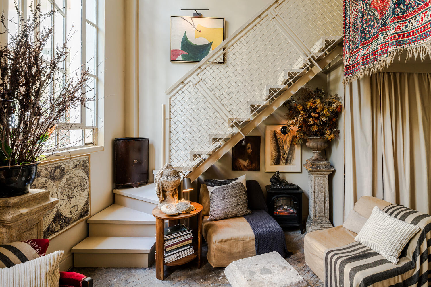 salon double hauteur avec escalier décoration vintage petit duplex de 53m2 dans Beaux Arts Building Londres salon double hauteur avec escalier décoration vintage petit duplex de 53m2 dans Beaux Arts Building Londres