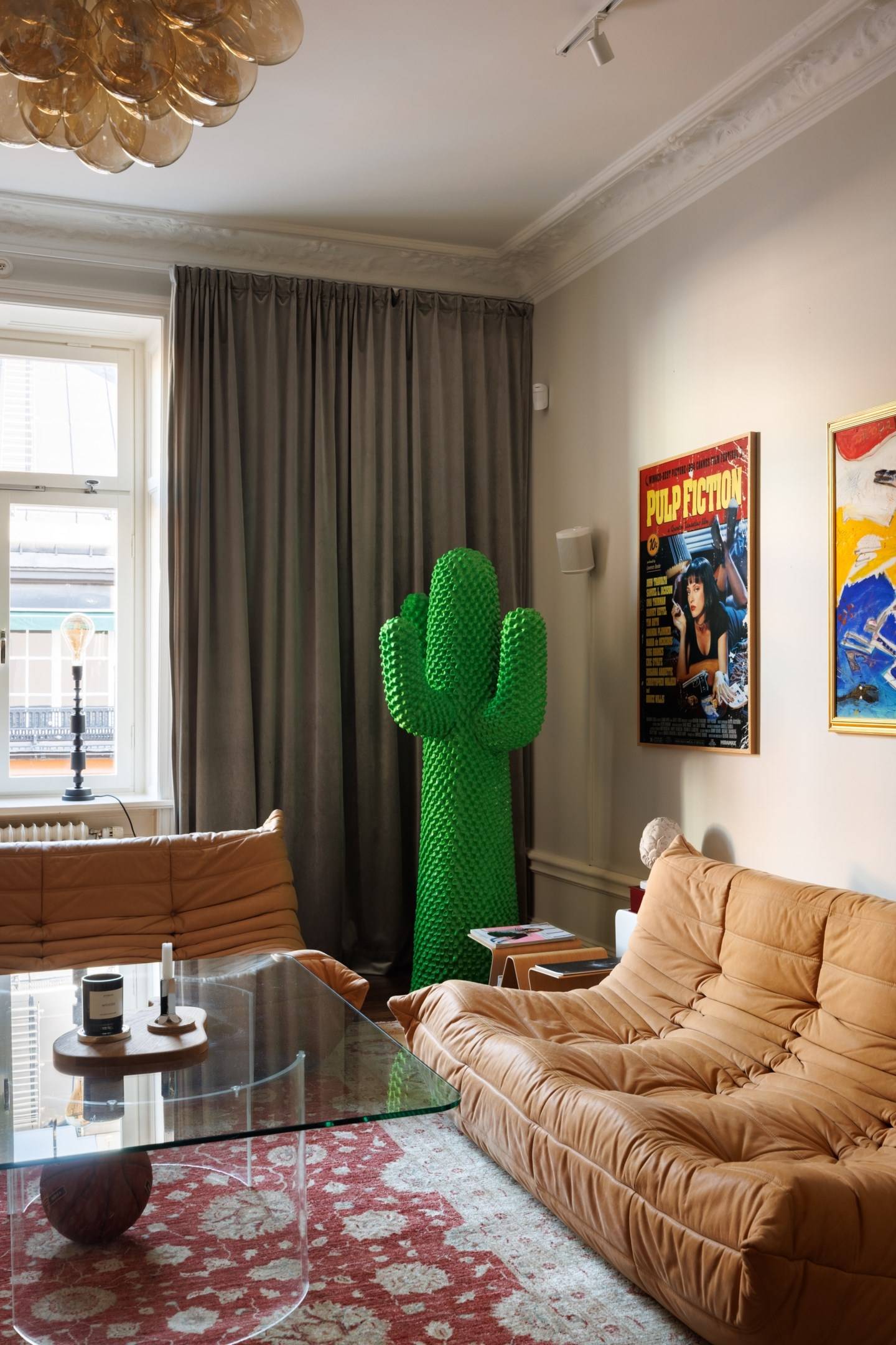 salon avec canapés Togo et Cactus vert Gufram décoration vintage des années 60 salon avec canapés Togo et Cactus vert Gufram décoration vintage des années 60