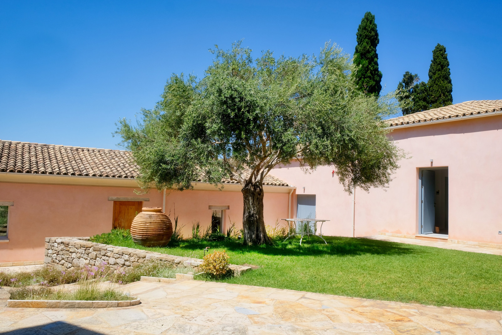 maison du sud avec arbre et pelouse
