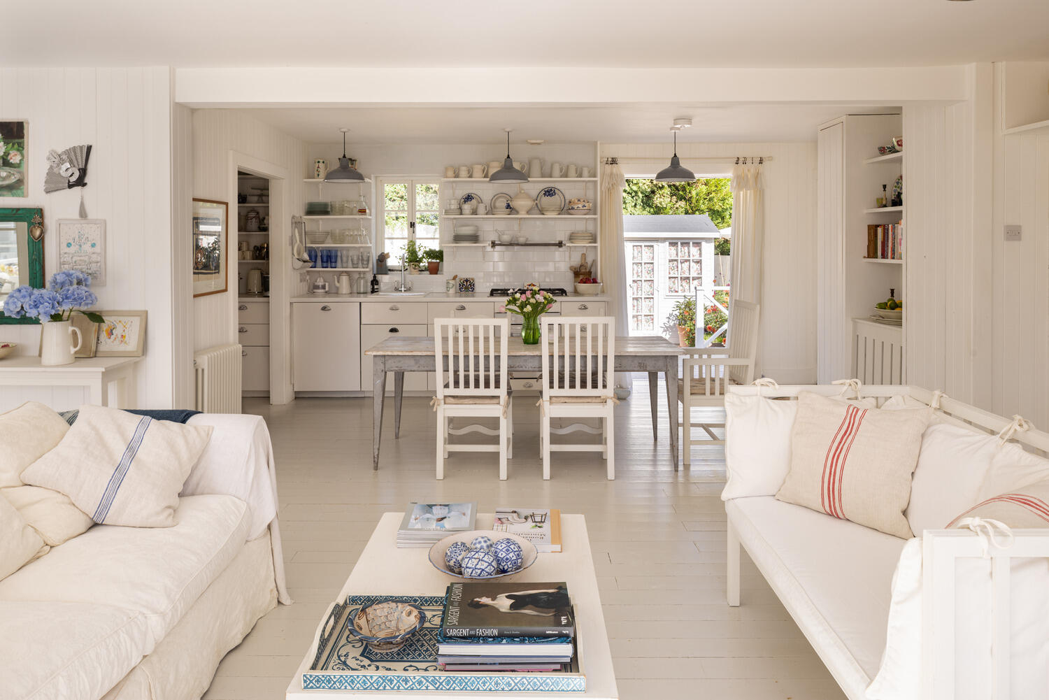 salon décoration campagne chic maison blanche en bord de mer