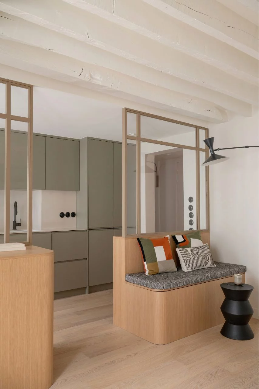 appartement rénové Paris avec décoration contemporaine verrière en bois dans cuisine appartement rénové Paris avec décoration contemporaine verrière en bois dans cuisine