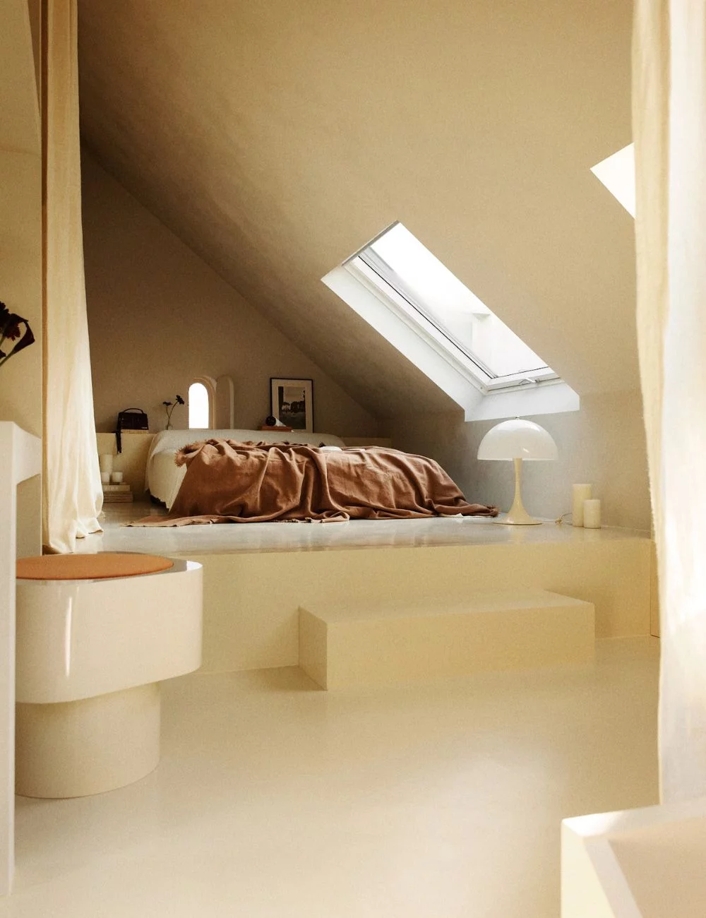 chambre mansardée avec fenêtre de toit appartement Paris décoration contemporaine chambre mansardée avec fenêtre de toit appartement Paris décoration contemporaine