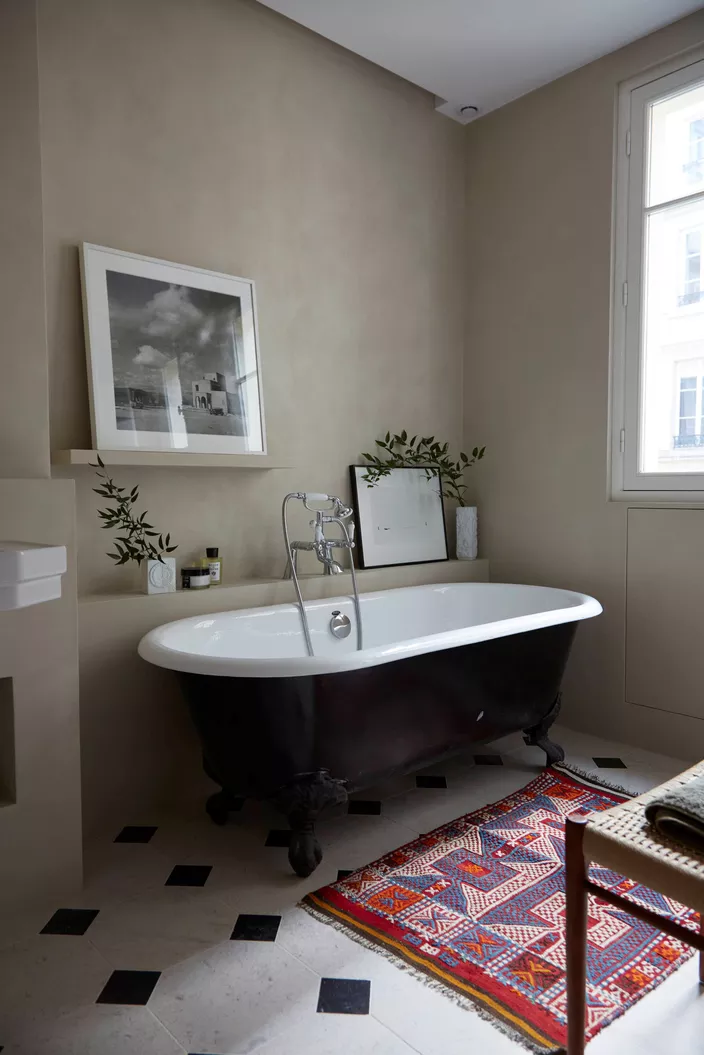 salle de bain rétro sol blanc cabochons noirs salle de bain rétro sol blanc cabochons noirs