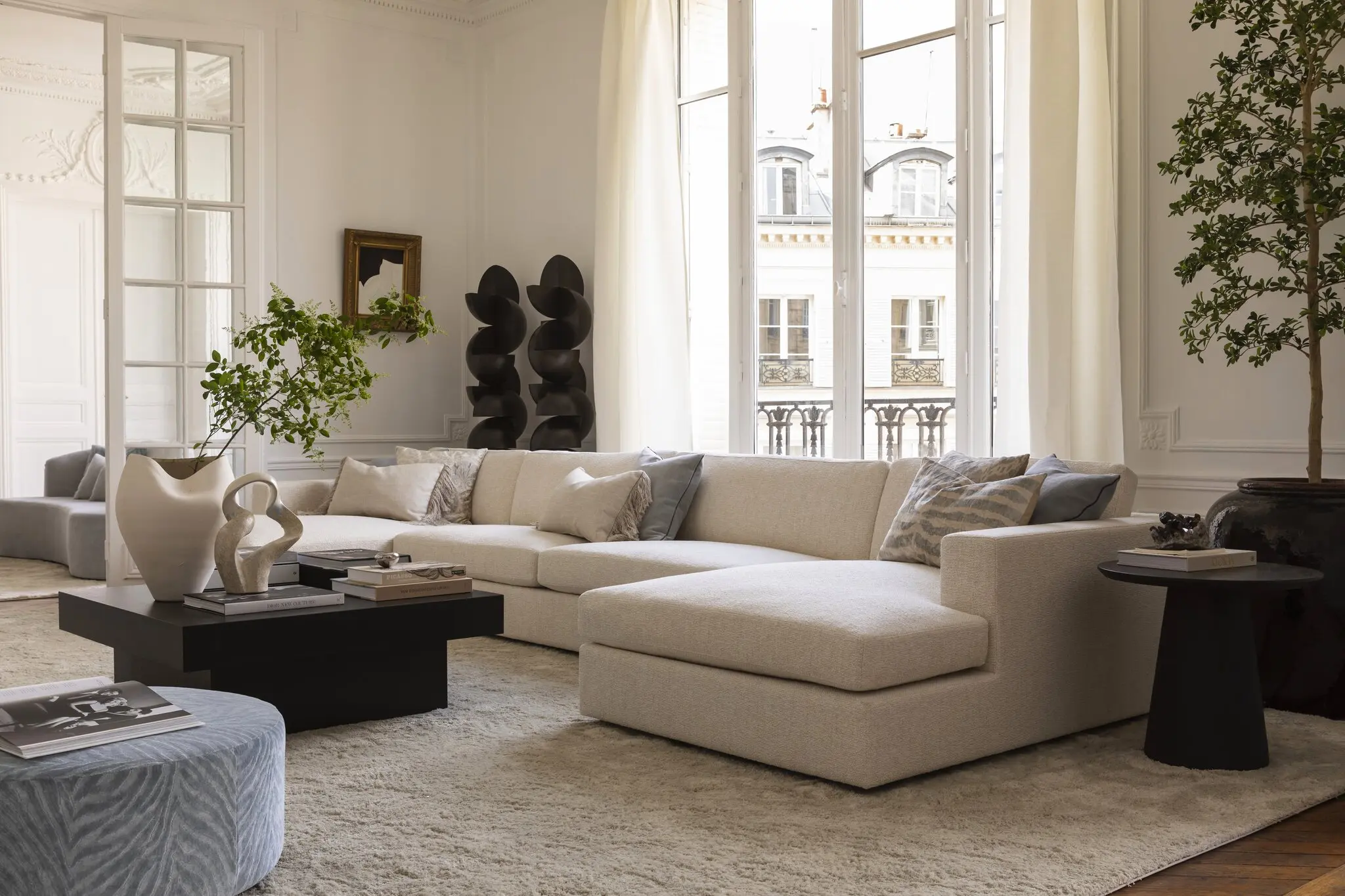 salon avec moulures meublé par Slettvoll décoration contemporaine appartement haussmannien salon avec moulures meublé par Slettvoll décoration contemporaine appartement haussmannien