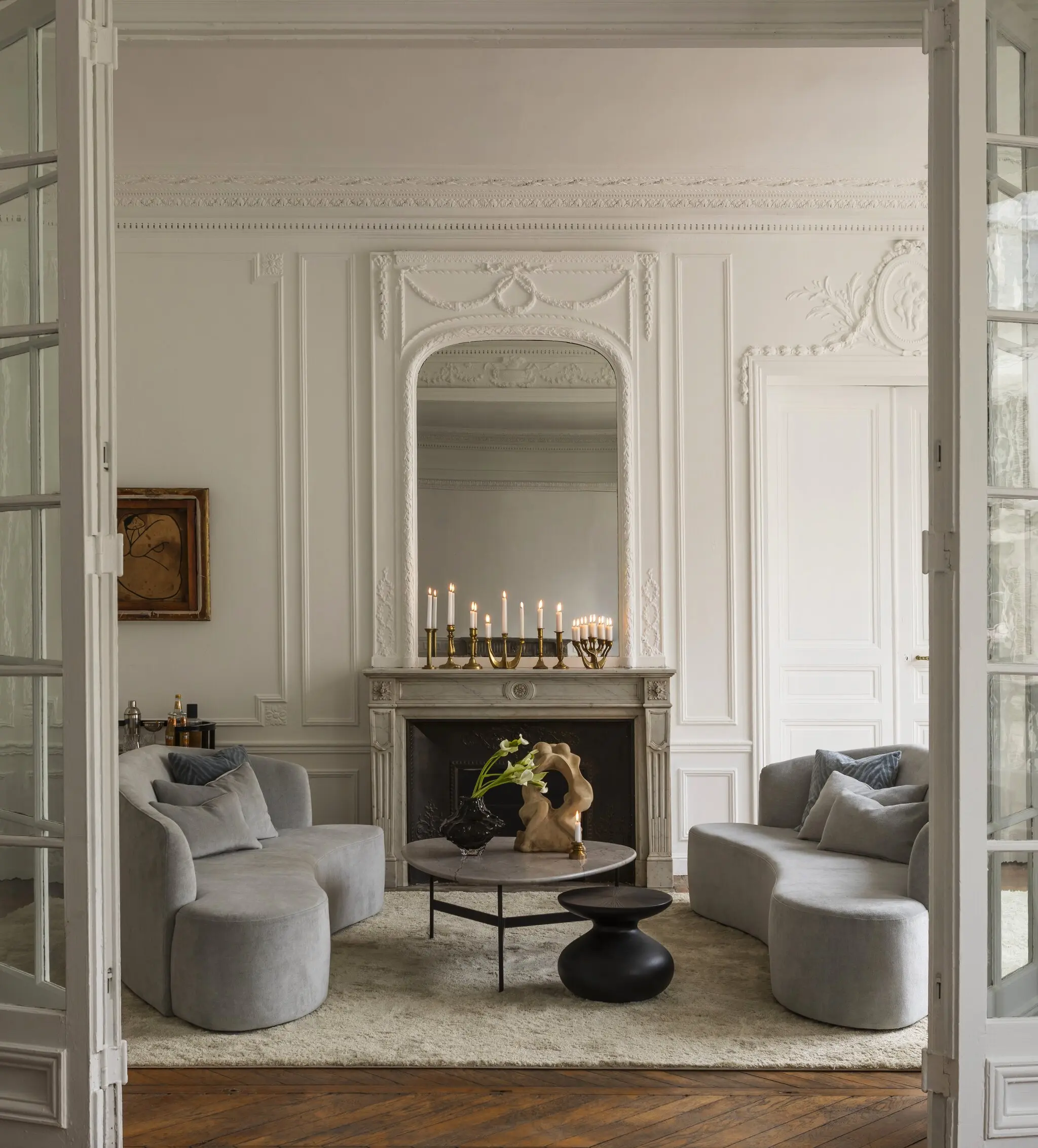 salon avec moulures et cheminée meublé par Slettvoll décoration contemporaine appartement haussmannien salon avec moulures et cheminée meublé par Slettvoll décoration contemporaine appartement haussmannien