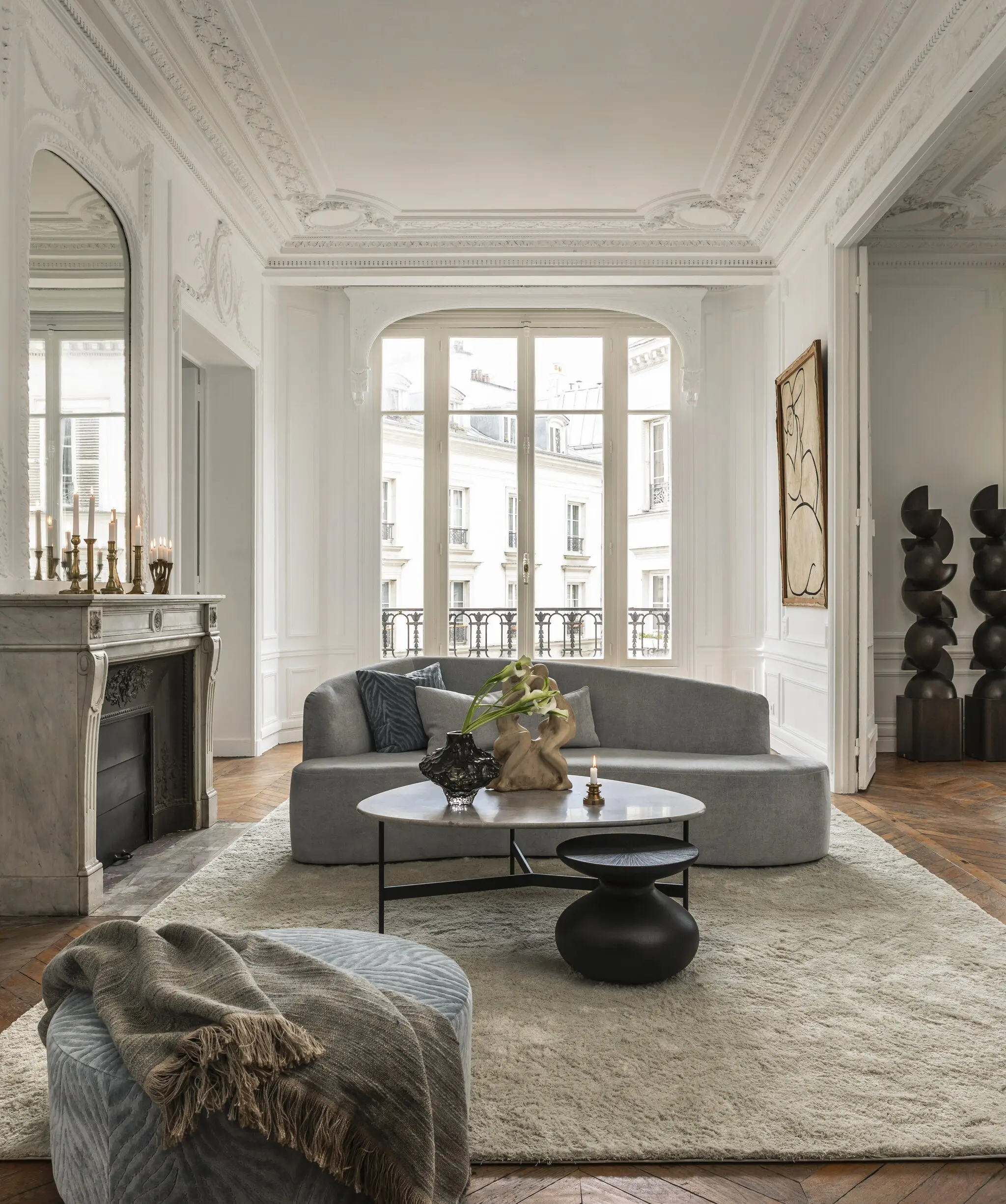 salon avec moulures et cheminée meublé par Slettvoll décoration contemporaine appartement haussmannien salon avec moulures et cheminée meublé par Slettvoll décoration contemporaine appartement haussmannien