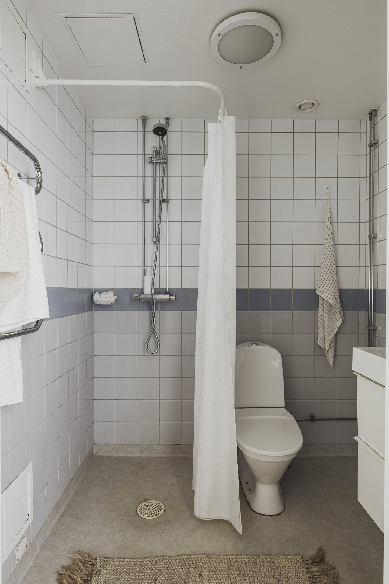 salle de bain blanche décoration scandinave avec douche de plain-pied
