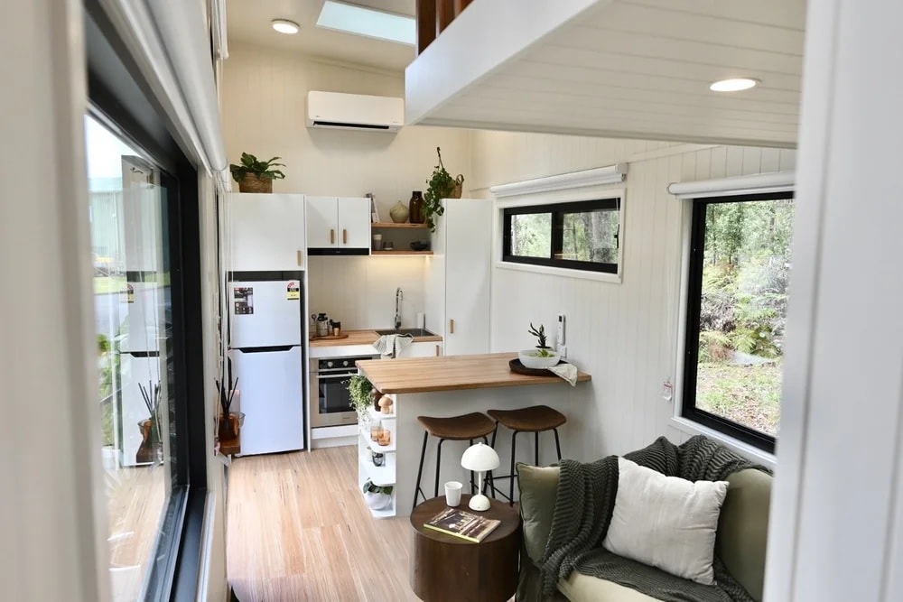 salon et cuisine tiny house 17m2 Seven Two par Designer Eco Tiny Homes salon et cuisine tiny house 17m2 Seven Two par Designer Eco Tiny Homes