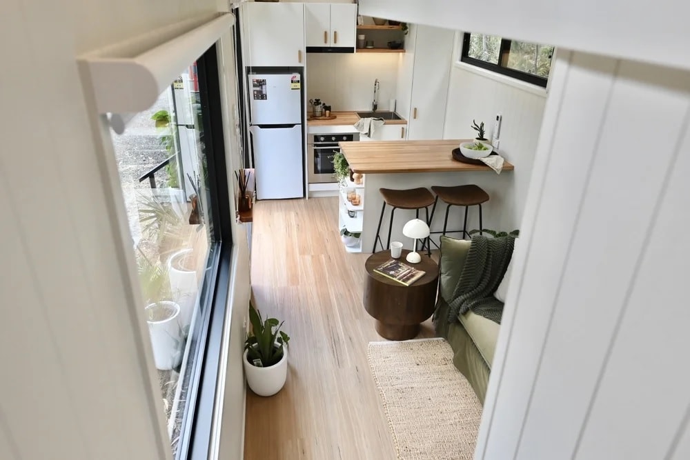 salon et cuisine tiny house 17m2 Seven Two par Designer Eco Tiny Homes salon et cuisine tiny house 17m2 Seven Two par Designer Eco Tiny Homes
