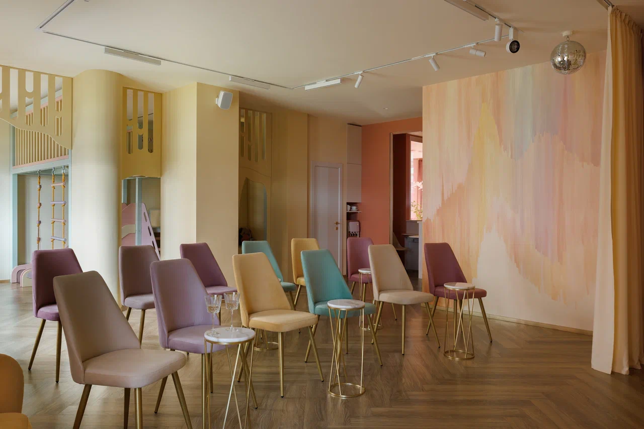 salle de conférence décoration pastel