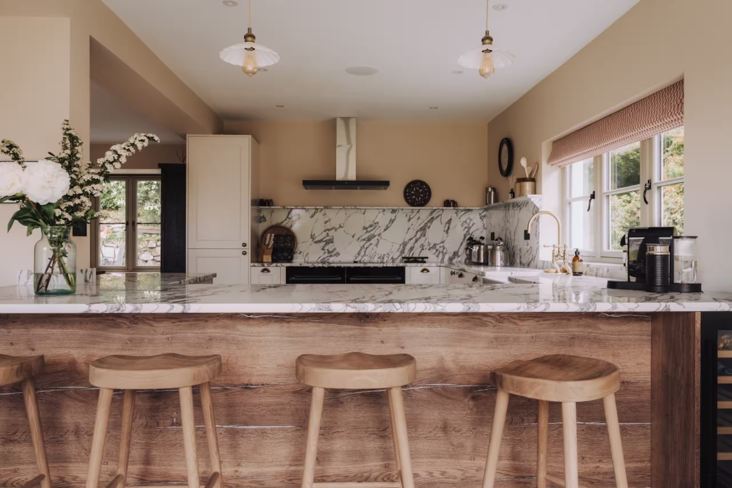 cuisine shaker ivoire et marbre maison rénovée décoration rustique chic