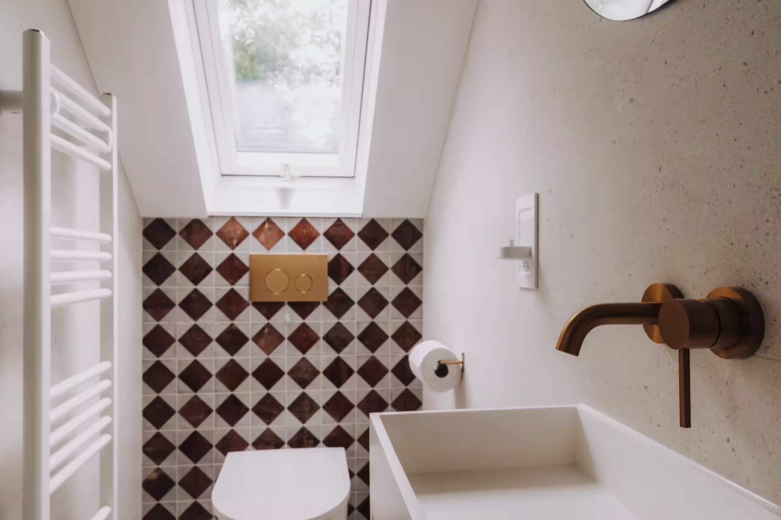 salle de bain contemporaine mansardée carrelage à damier maison rénovée décoration rustique chic