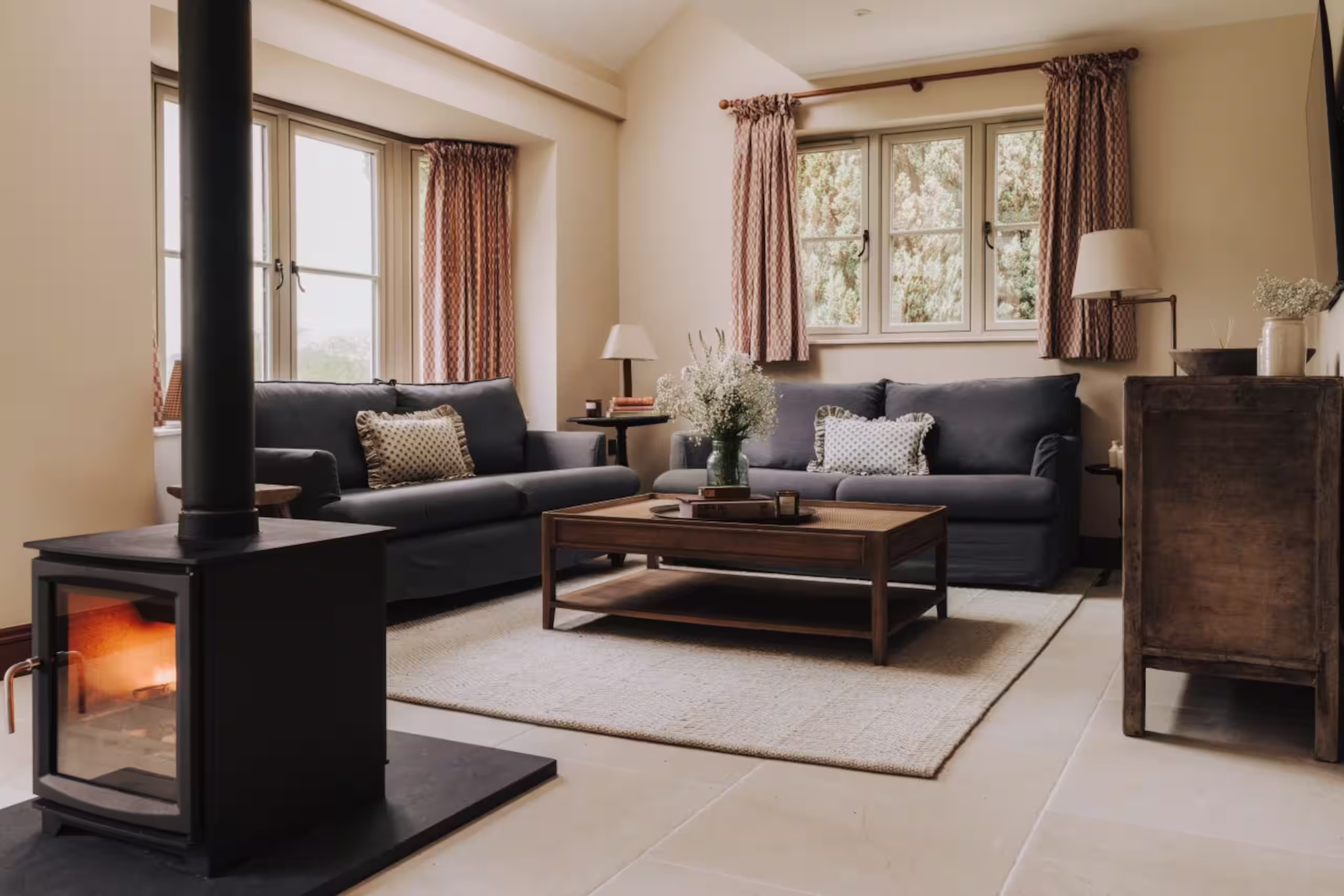 salon avec poêle maison rénovée décoration rustique chic