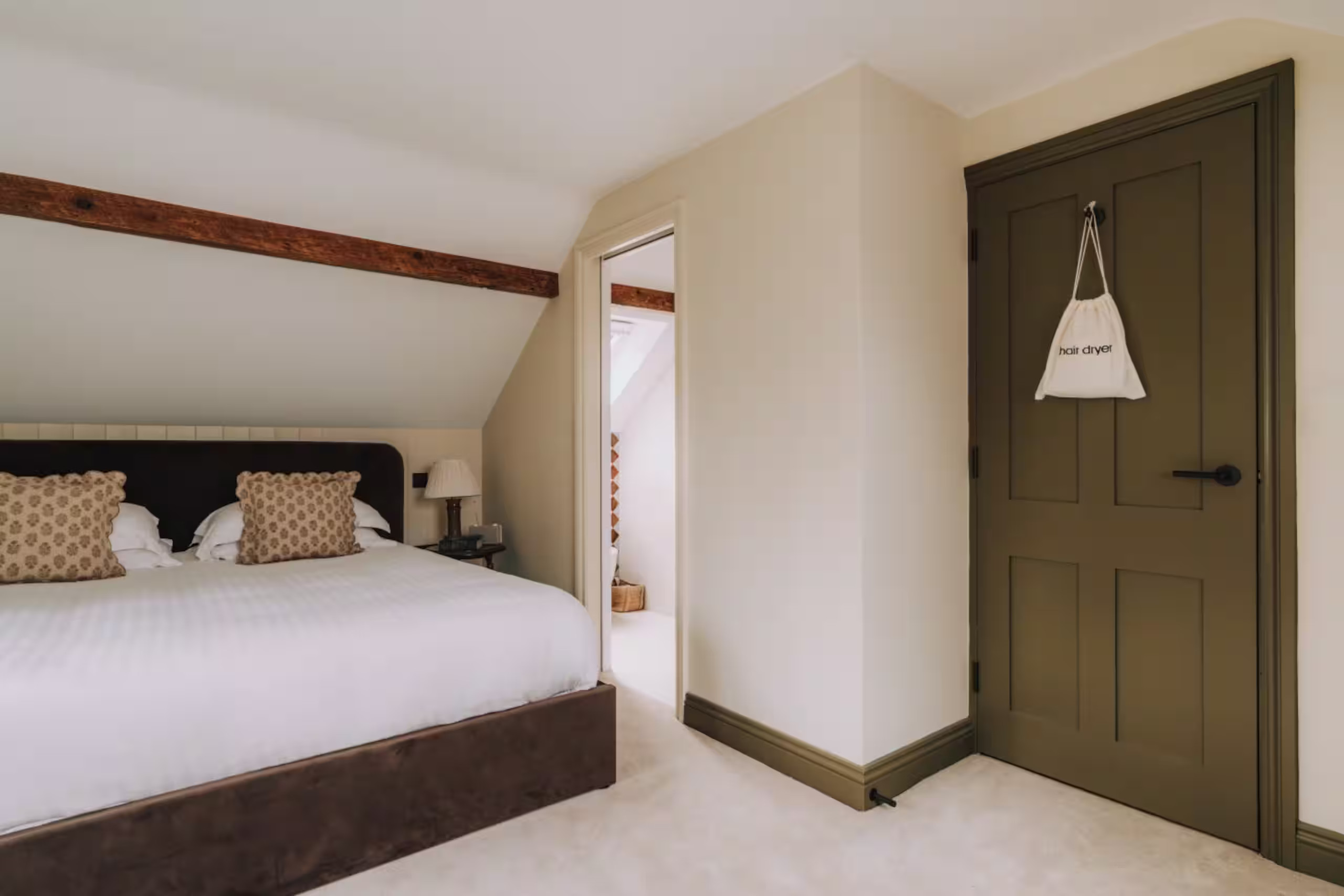 chambre mansardée maison rénovée décoration rustique chic