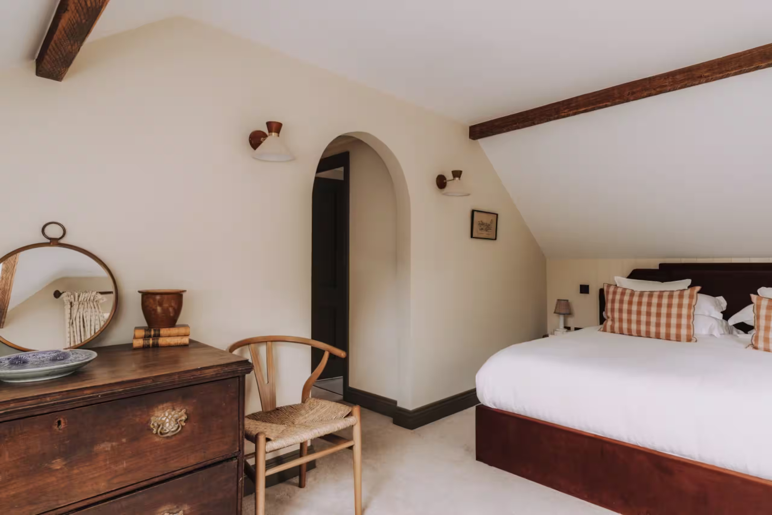 chambre mansardée maison rénovée décoration rustique chic