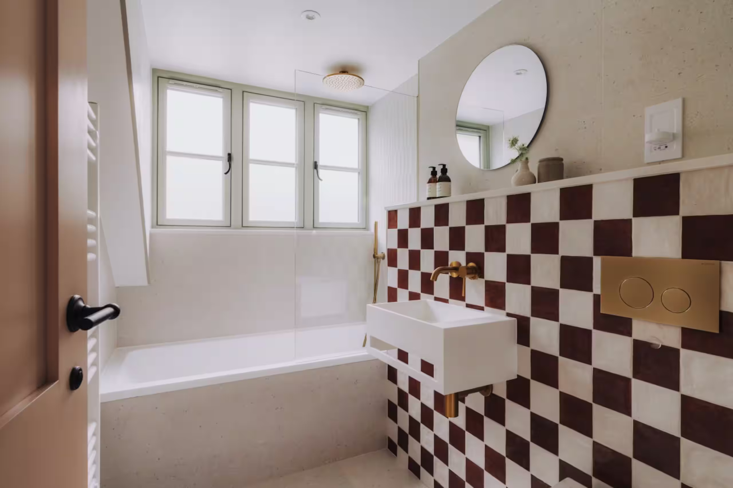 salle de bain contemporaine carrelage à damier maison rénovée décoration rustique chic