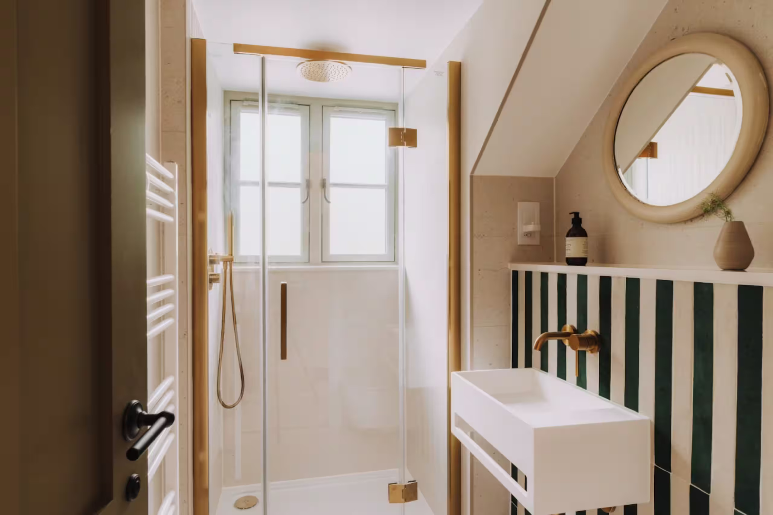 salle de bain contemporaine avec fenêtre maison rénovée décoration rustique chic
