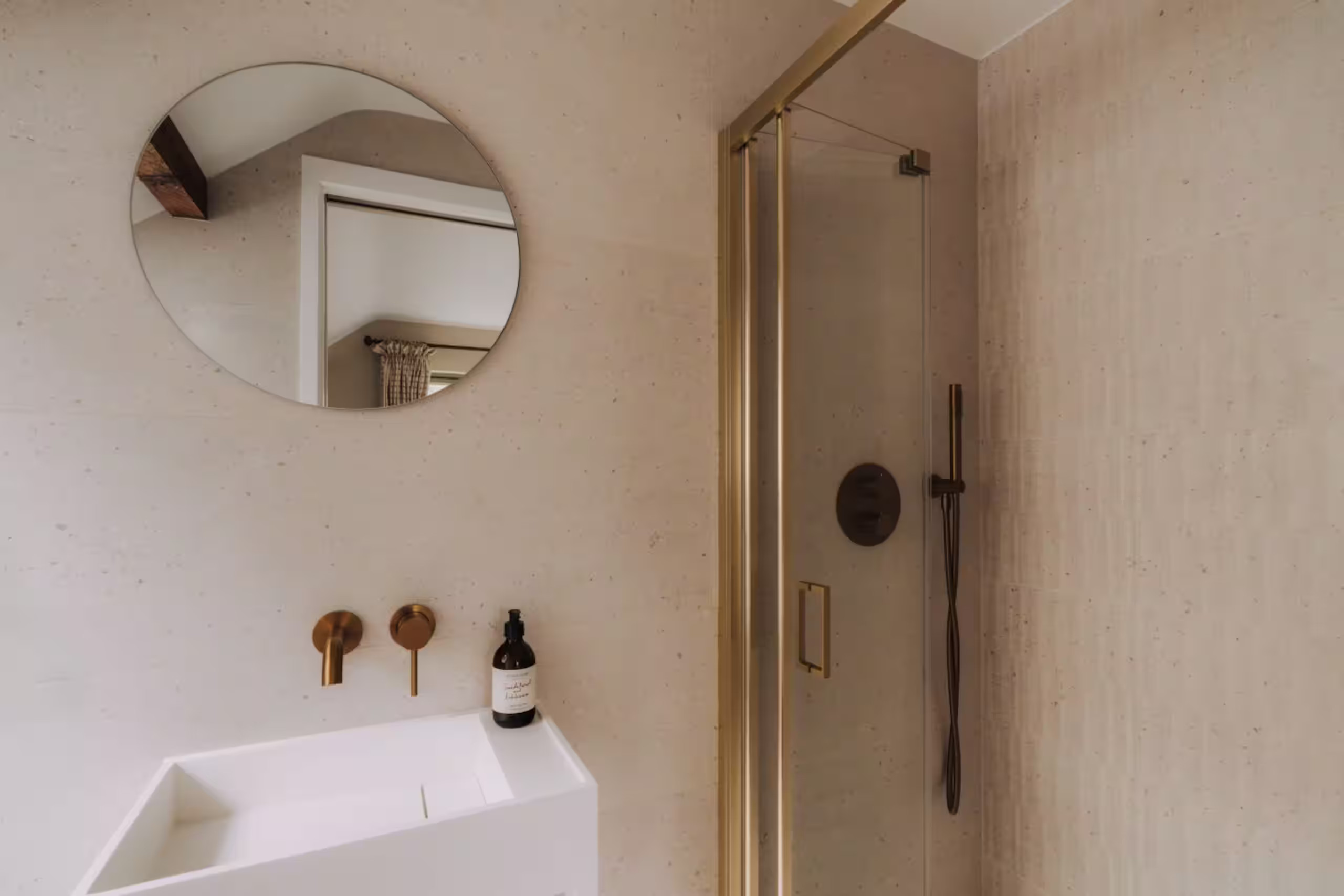 salle de bain contemporaine beige maison rénovée décoration rustique chic
