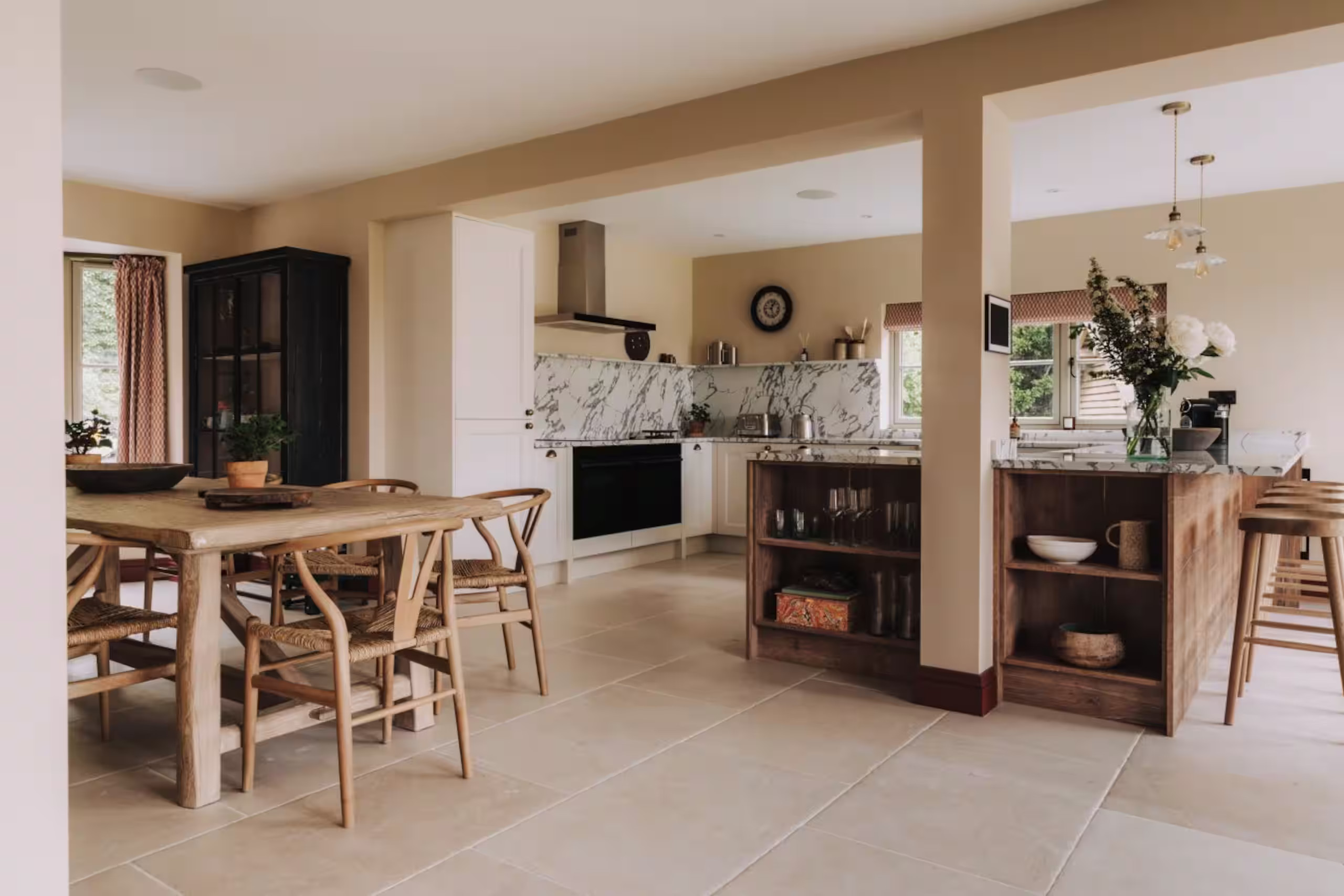 salle à manger chaises wishbone et cuisine shaker ivoire et marbre maison rénovée décoration rustique chic