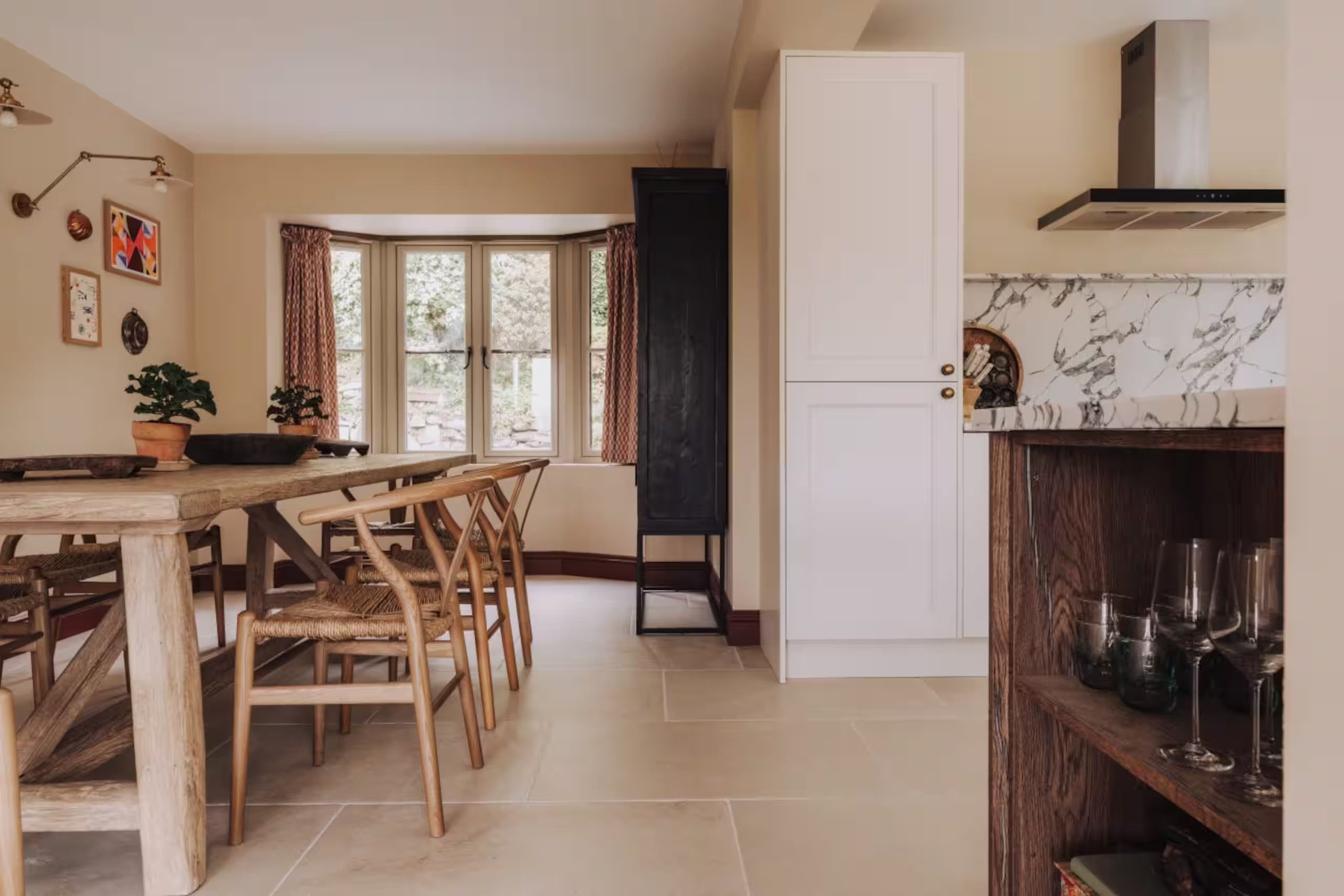 salle à manger chaises wishbone et cuisine shaker ivoire et marbre maison rénovée décoration rustique chic