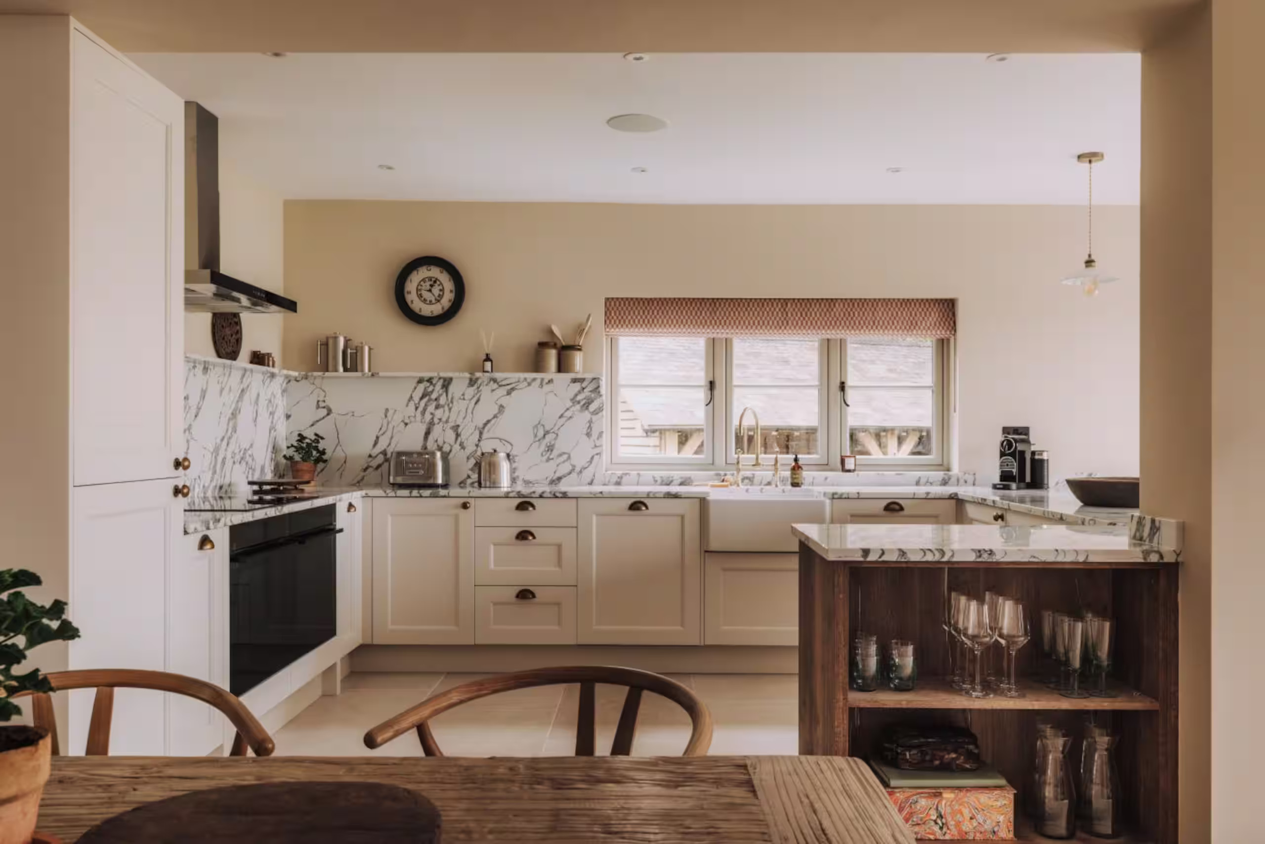 salle à manger chaises wishbone et cuisine shaker ivoire et marbre maison rénovée décoration rustique chic