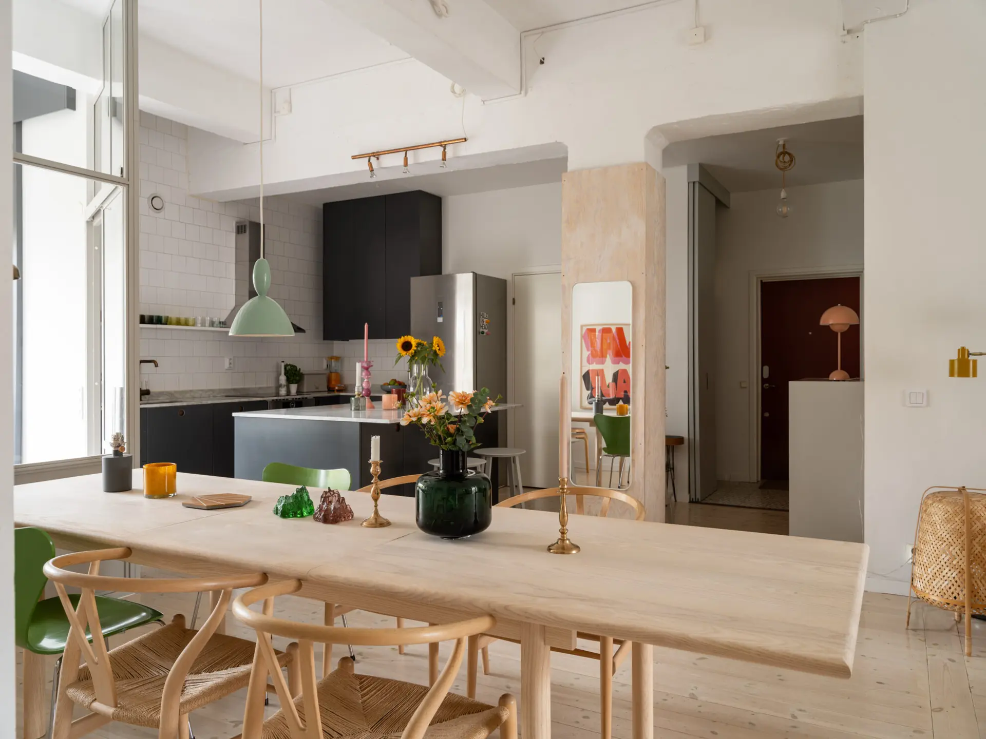 salle à manger avec verrière cuisine ouverte grise décoration scandinave